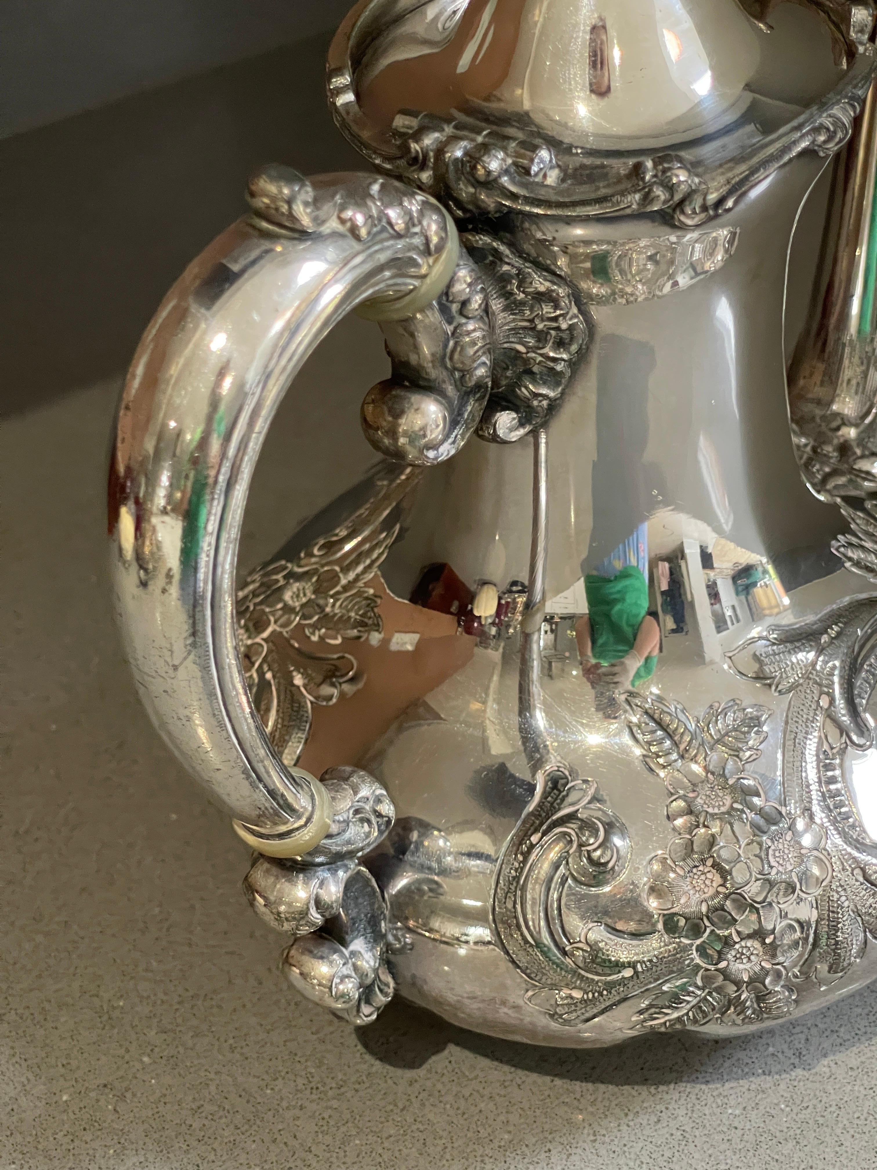 Inizio XX secolo Teiera antica, esclusiva caffettiera d'argento floreale inglese del Mid Century in vendita