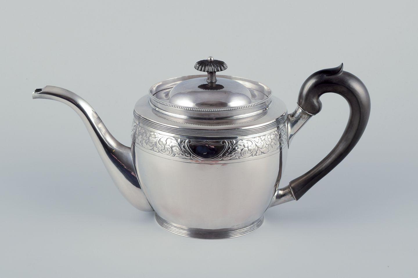 Les produits d'occasion sont exonérés de droits d'importation pour les clients américains. 
Par conséquent, aucun droit d'importation ne s'appliquera à votre achat.

Théière ancienne en argent, datée de 1814. Forme empire classique.
Manche en bois