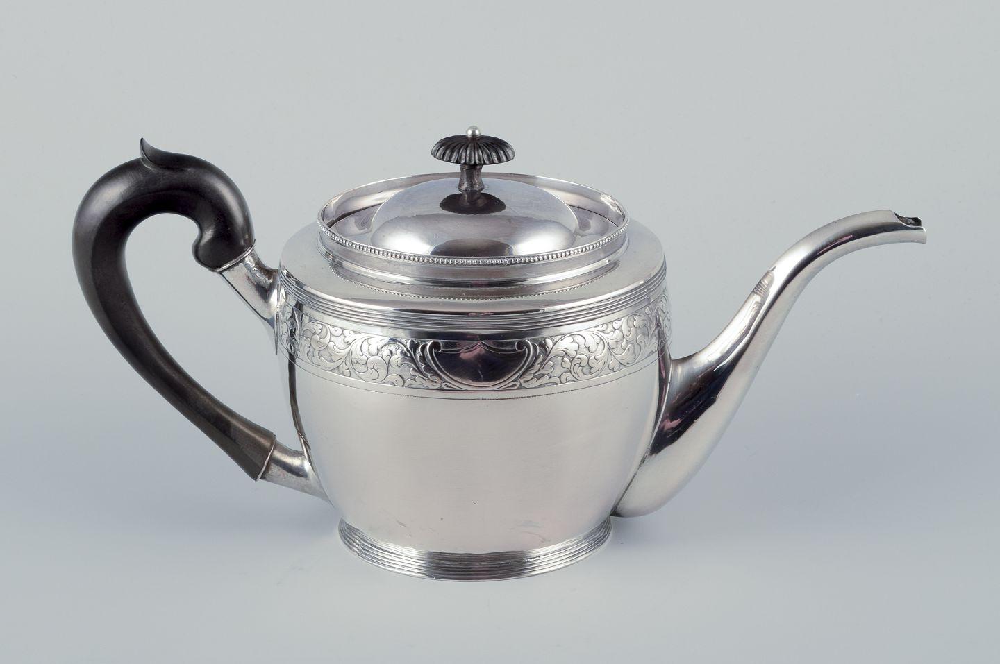 Inconnu Théière ancienne en argent, datée de 1814. Forme empire classique. en vente