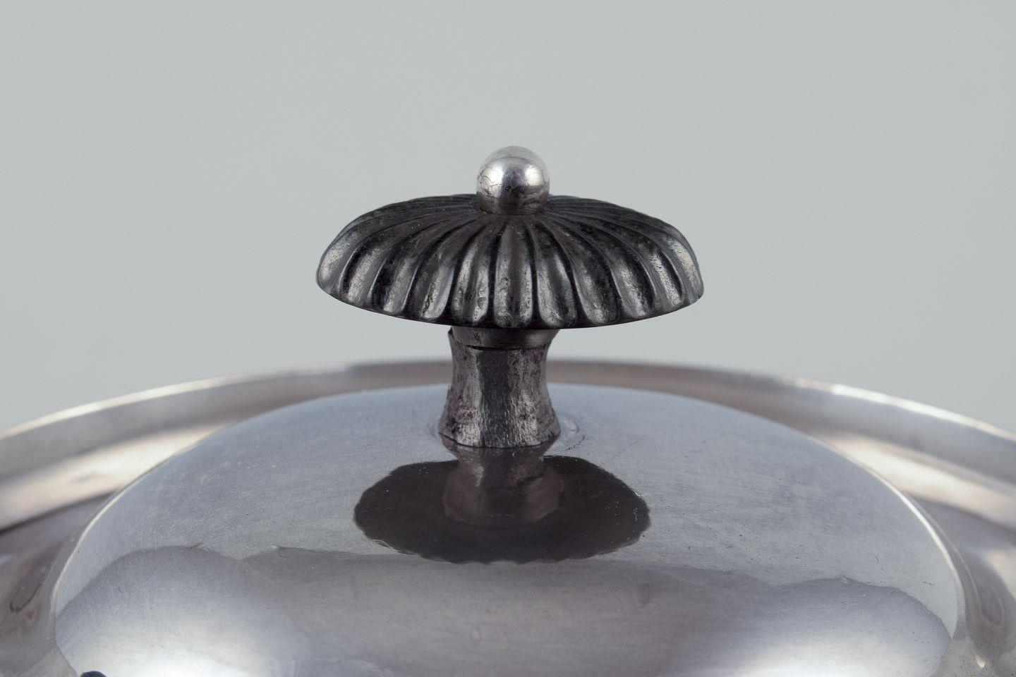 Début du XIXe siècle Théière ancienne en argent, datée de 1814. Forme empire classique. en vente