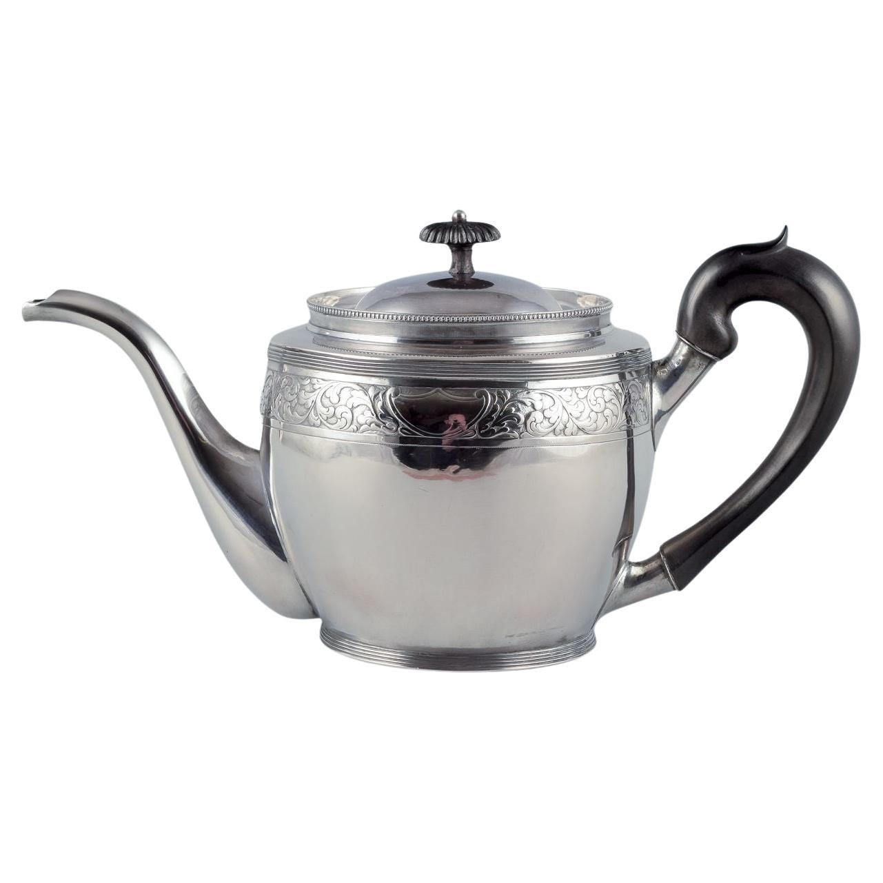 Théière ancienne en argent, datée de 1814. Forme empire classique. en vente