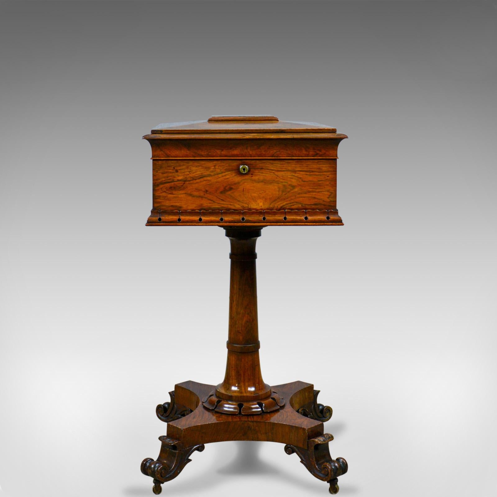 Si tratta di un'antica teiera, una scatola da lavoro inglese in William Rosewood risalente all'inizio del XIX secolo, circa 1835.

Colore superbo nella finitura palissandro lucido
Interesse per la venatura e patina invecchiata
Coperchio