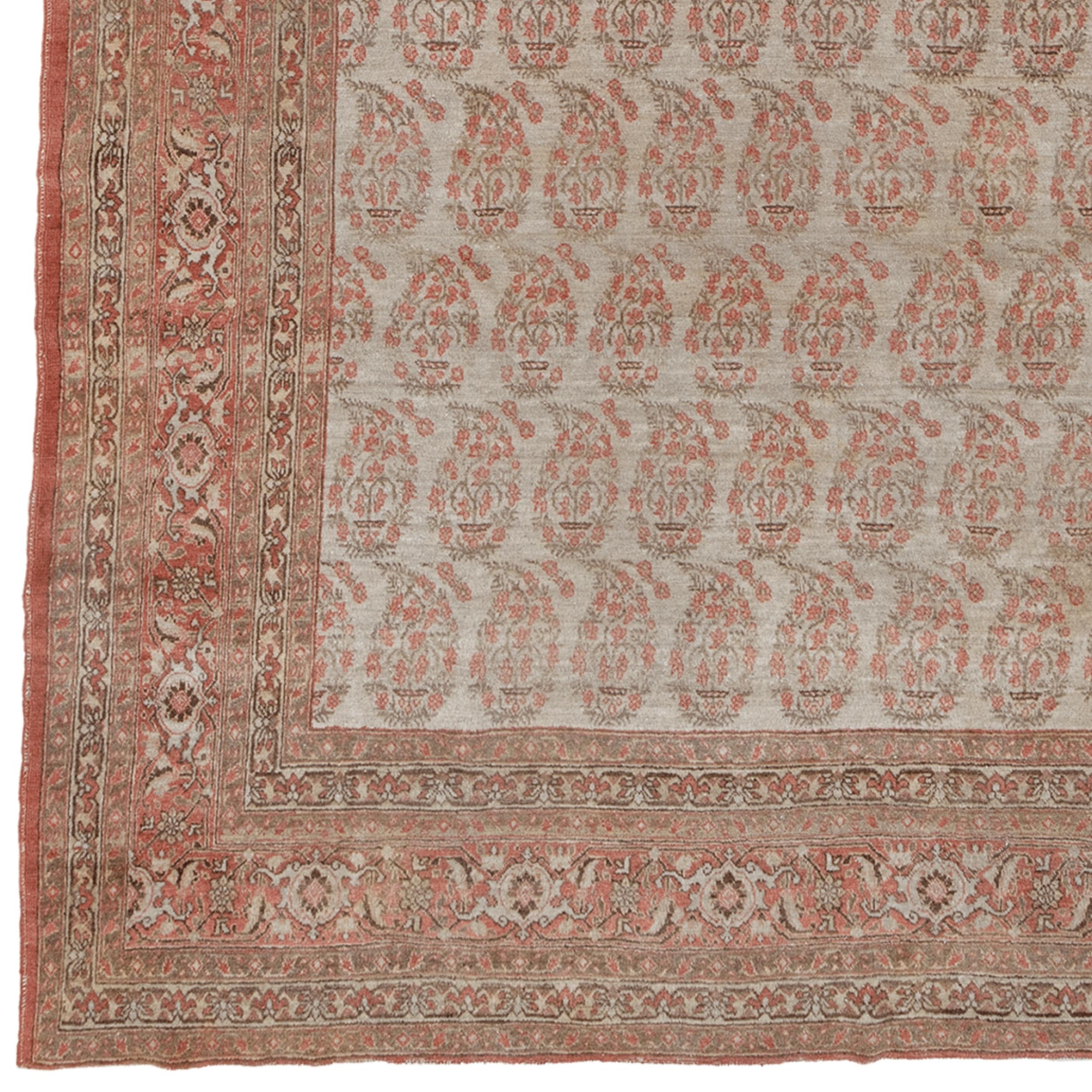 Ce tapis Tabriz ancien unique se distingue par sa riche histoire et ses détails artistiques. Tissé de manière experte à Tabriz, en Iran, ce tapis est conçu pour ajouter de l'élégance à votre intérieur grâce à ses caractéristiques à la fois