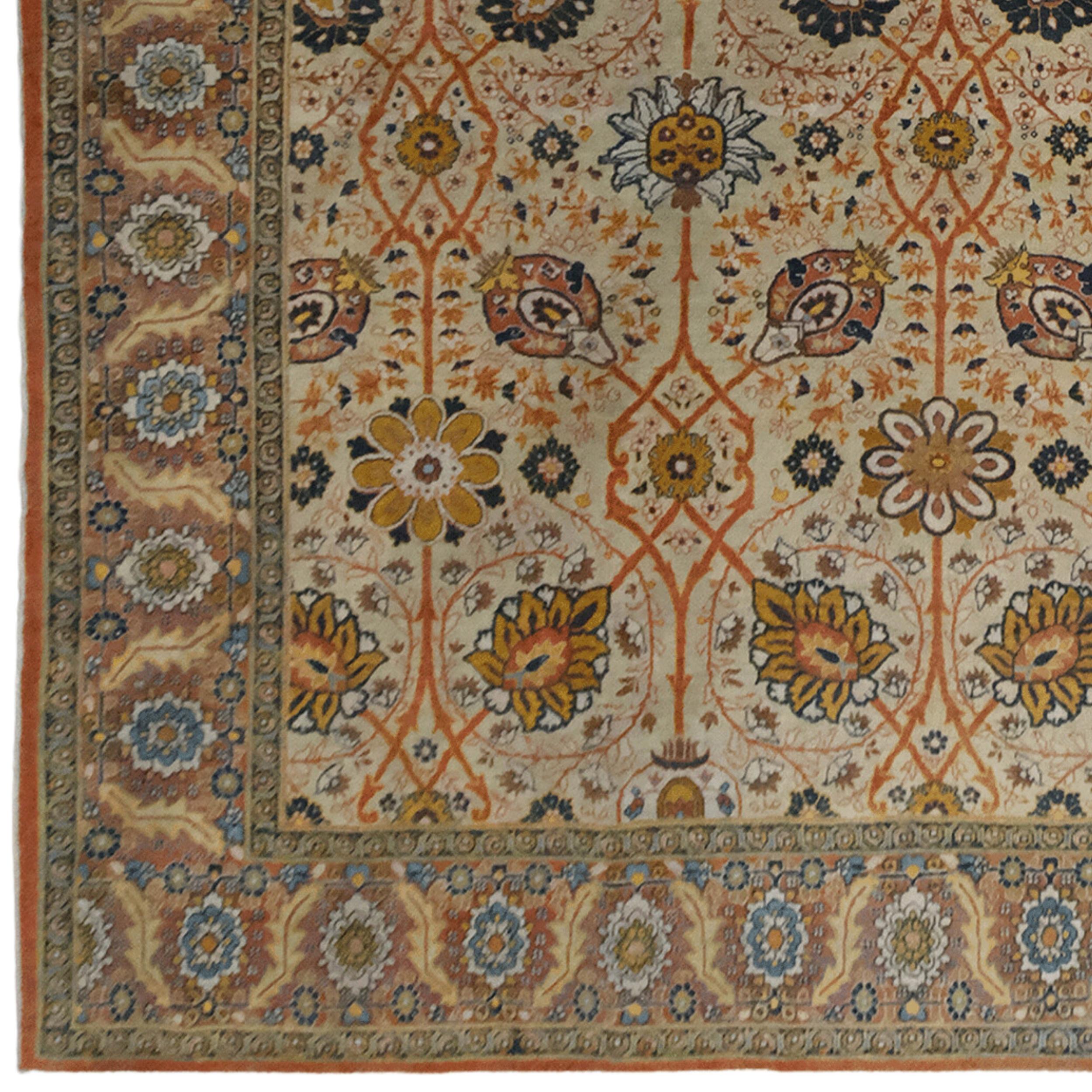 Ce magnifique tapis antique de Tabriz date de la fin du XIXe siècle et constitue l'un des plus beaux exemples de l'art du tissage des tapis persans. Sur le fond du tapis, des motifs floraux et géométriques symétriques attirent l'attention. Ce tapis,