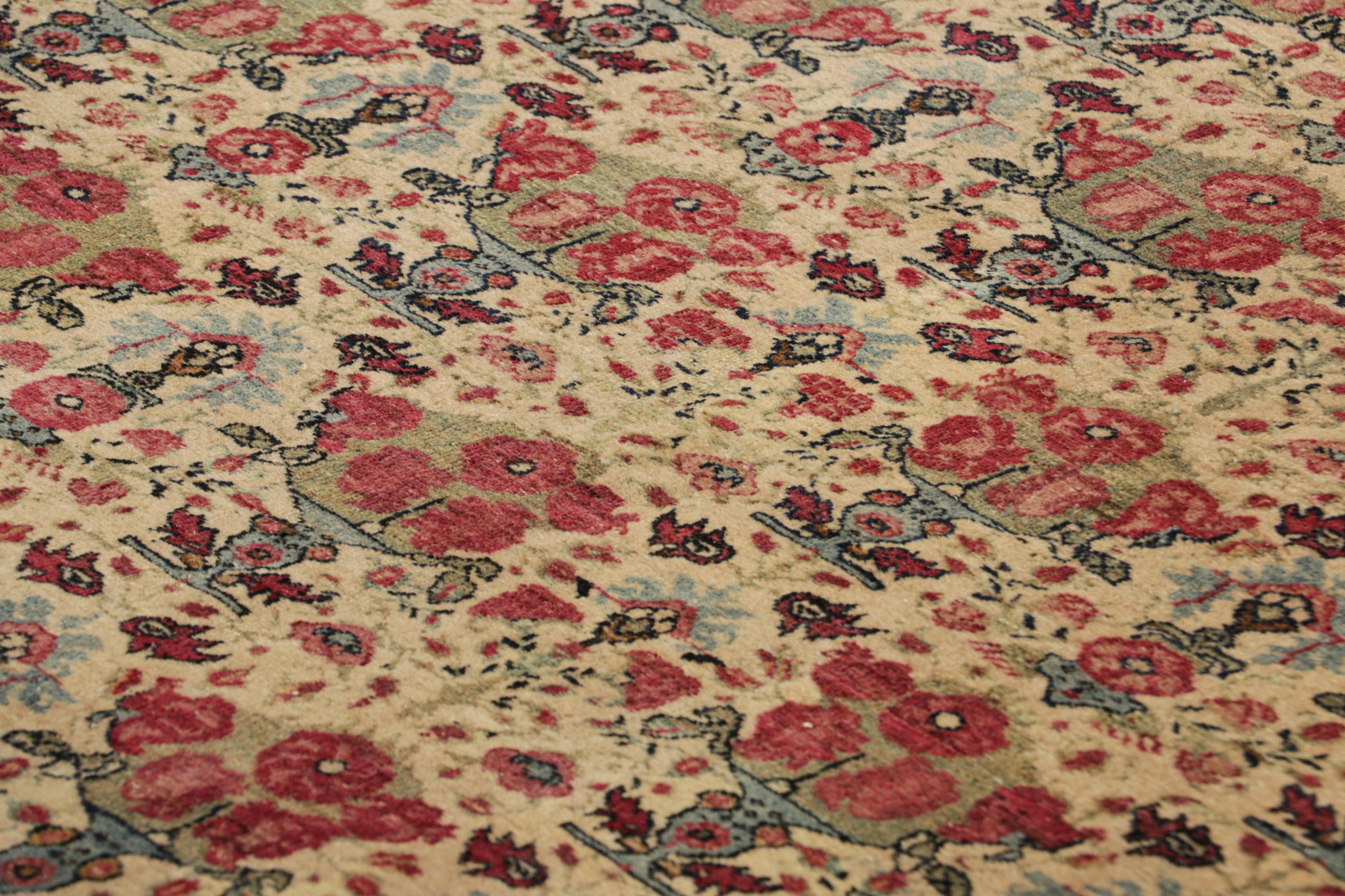 Dieser 10x13 große antike Pesian-Teppich aus handgeknüpfter Wolle (um 1900) ist eine seltene Kuration von Rug & Kilim aus der Jahrhundertwende; ein teheranisches Design, das oft als 