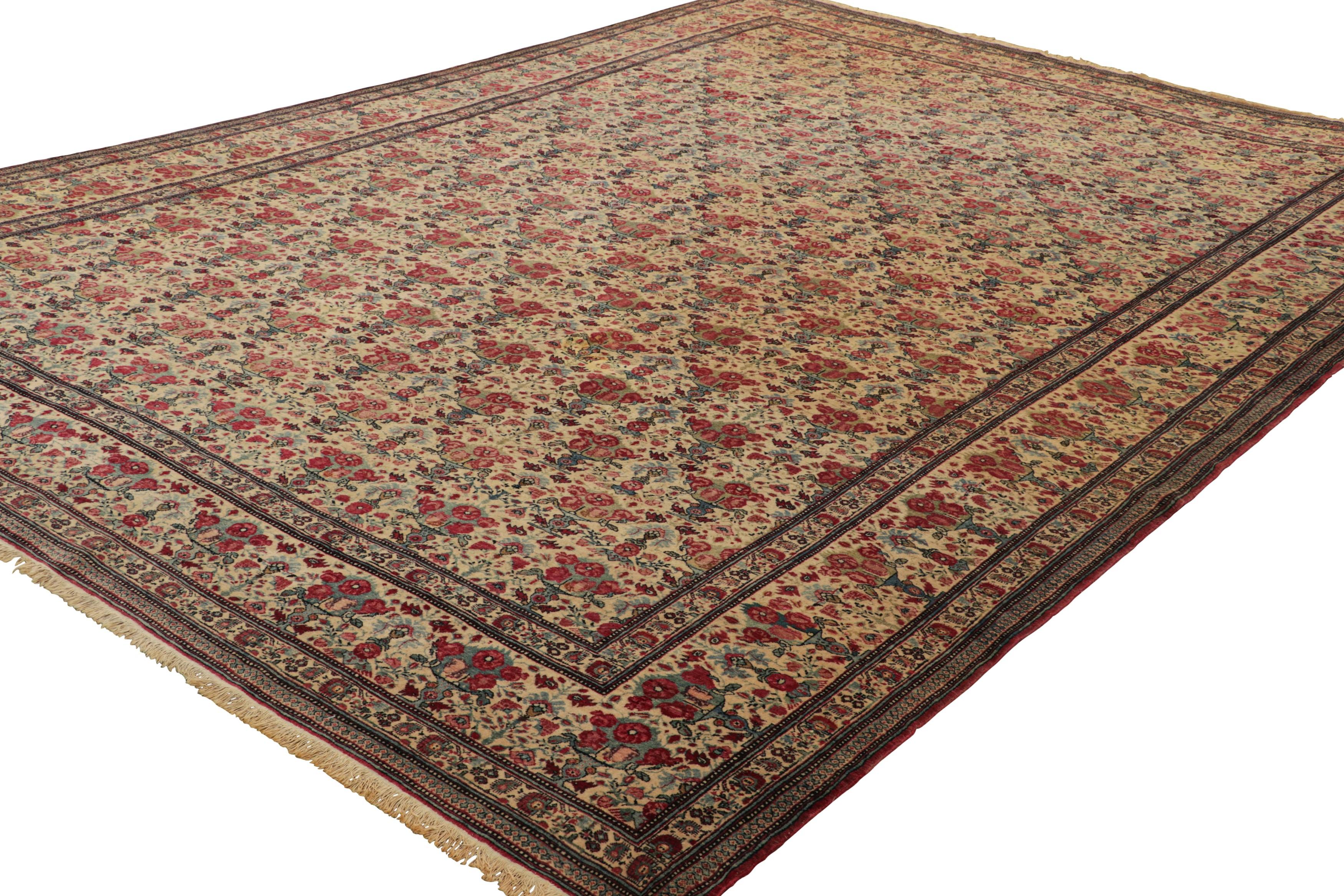 Antiker Teheran-Perserteppich in Creme mit roten Blumenmustern aus Teheran  Rug & Kilim (Handgeknüpft) im Angebot