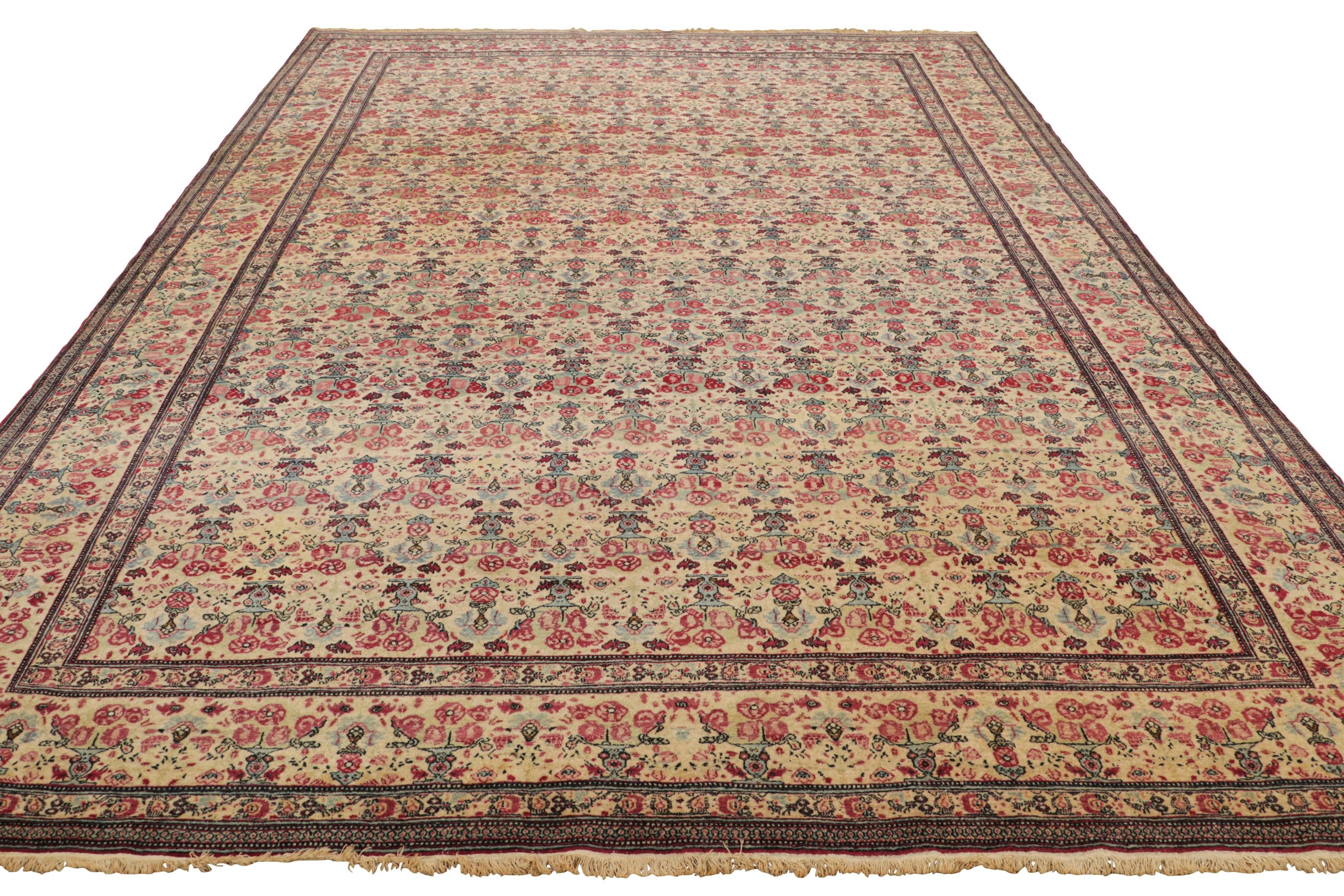 Antiker Teheran-Perserteppich in Creme mit roten Blumenmustern aus Teheran  Rug & Kilim im Zustand „Gut“ im Angebot in Long Island City, NY