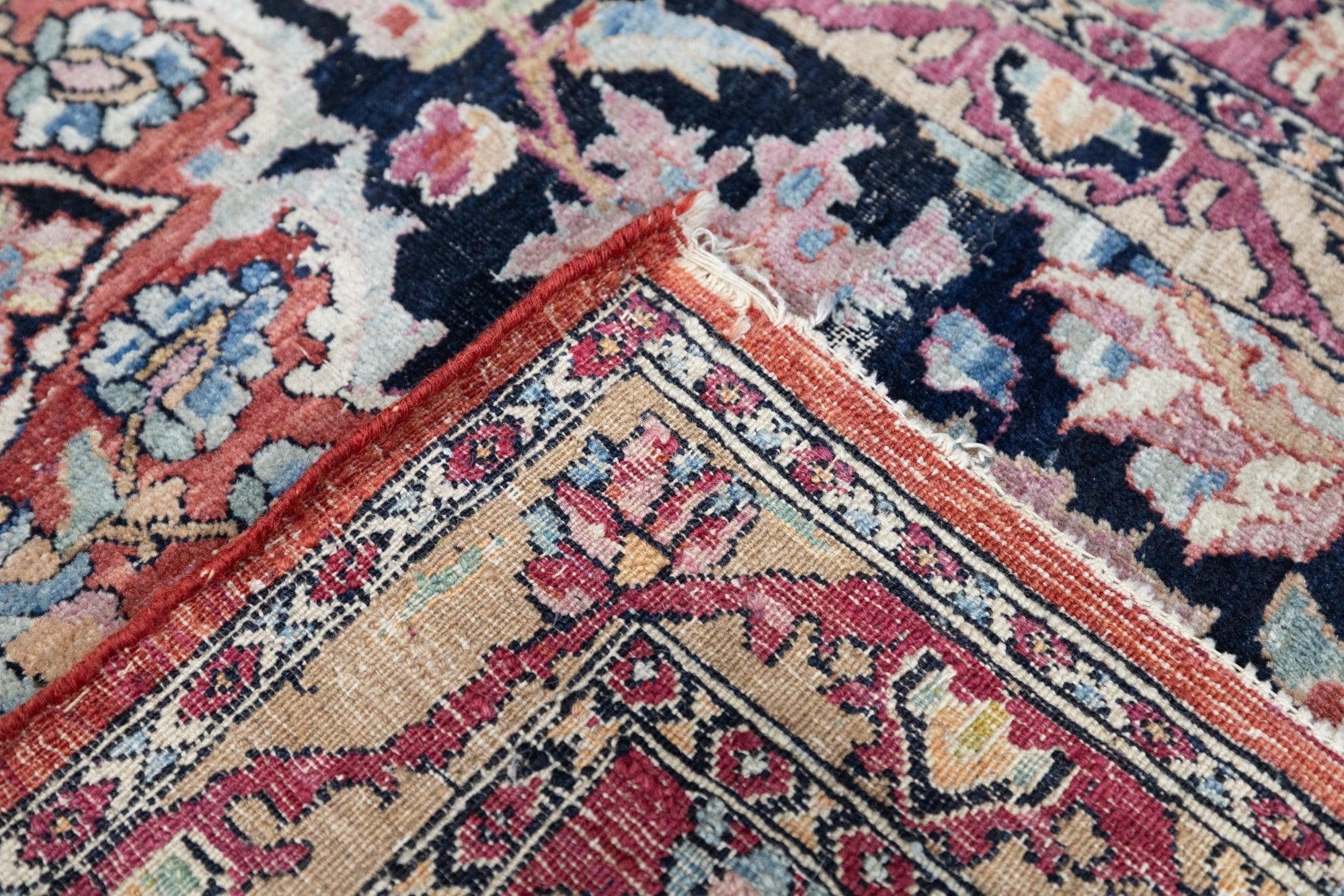 Antiker Teheraner Teppich 4'5'' x 7'4''. Die zwischen den beiden Weltkriegen in der persischen Hauptstadt geknüpften, fein gewebten, kurvilinearen Scatters und ROOMS. Medaillon-, Allover- und Directional/Nischen-Layouts. Umfangreiche Paletten und