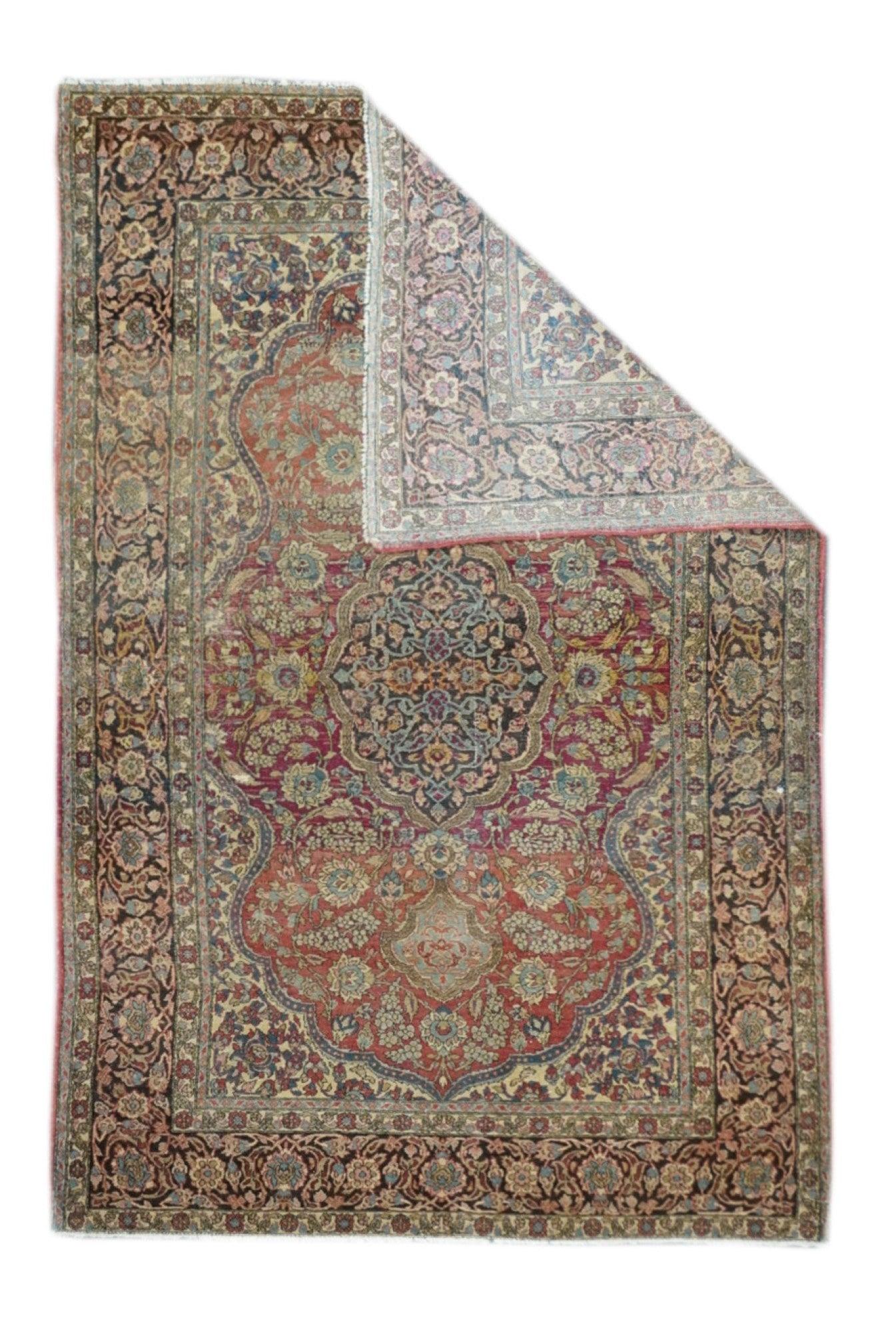 Tappeto antico Tehran 4'6'' x 6'10''. I vasi curvilinei finemente intrecciati tra le due guerre e le dimensioni delle stanze tessute nella capitale persiana. Medaglioni, layout allover e Directional/niche. Ampie tavolozze e lana di alta qualità, su