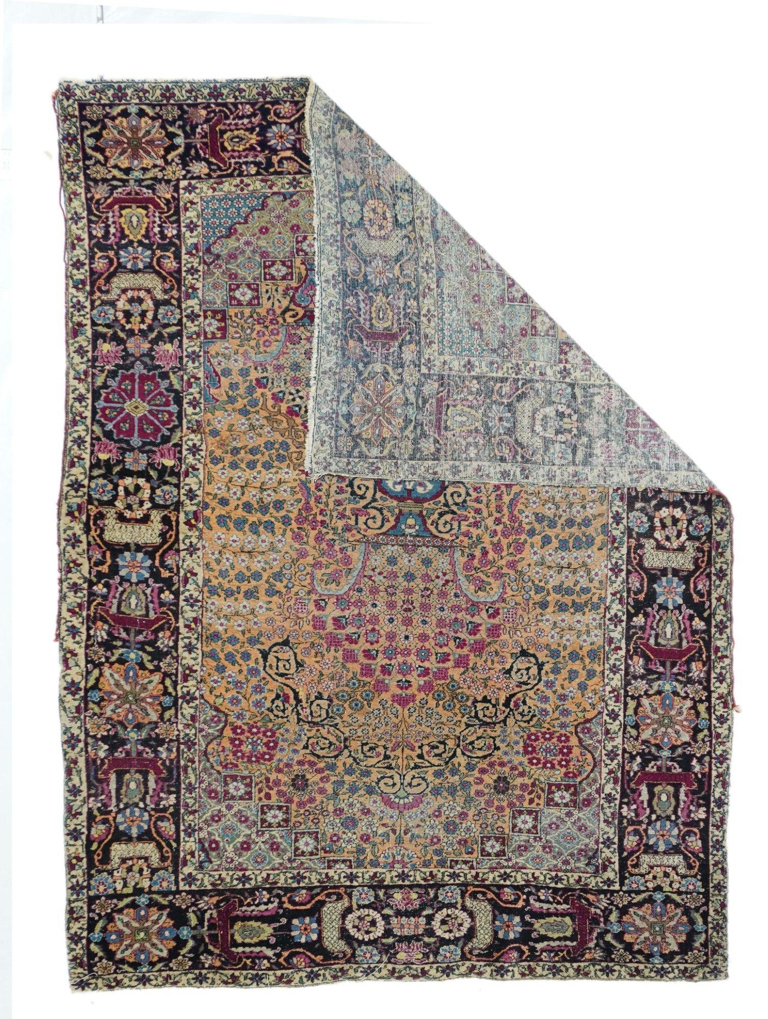 Antiker Teheraner Teppich 4'7'' x 6'5''. Die zwischen den beiden Weltkriegen in der persischen Hauptstadt geknüpften, fein gewebten, kurvilinearen Scatters und ROOMS. Medaillon-, Allover- und Directional/Nischen-Layouts. Umfangreiche Paletten und