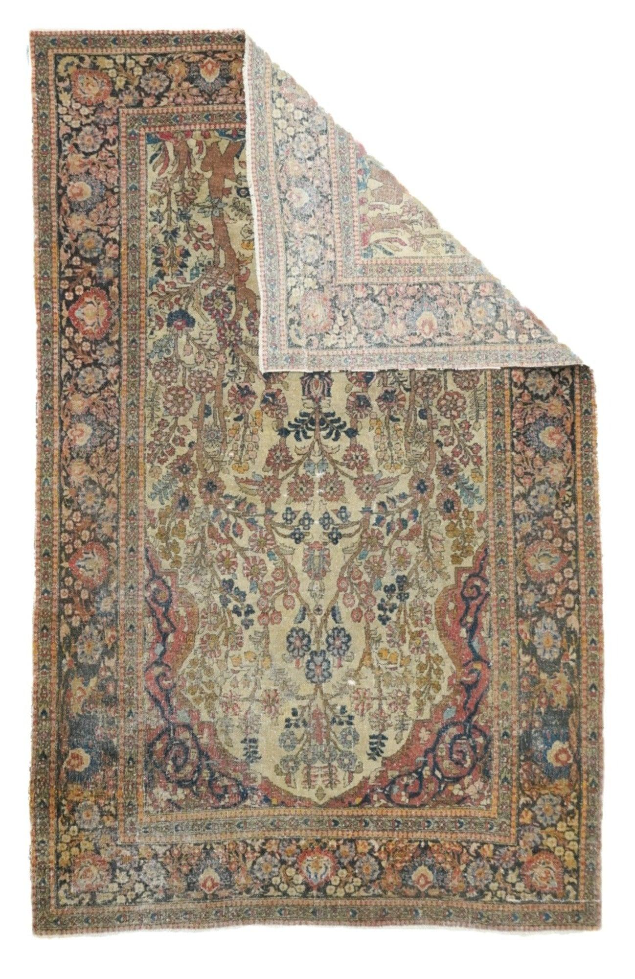 Antiker Teheraner Teppich 4'7'' x 7'3''. Die zwischen den beiden Weltkriegen in der persischen Hauptstadt geknüpften, fein gewebten, kurvilinearen Scatters und ROOMS. Medaillon-, Allover- und Directional/Nischen-Layouts. Umfangreiche Paletten und