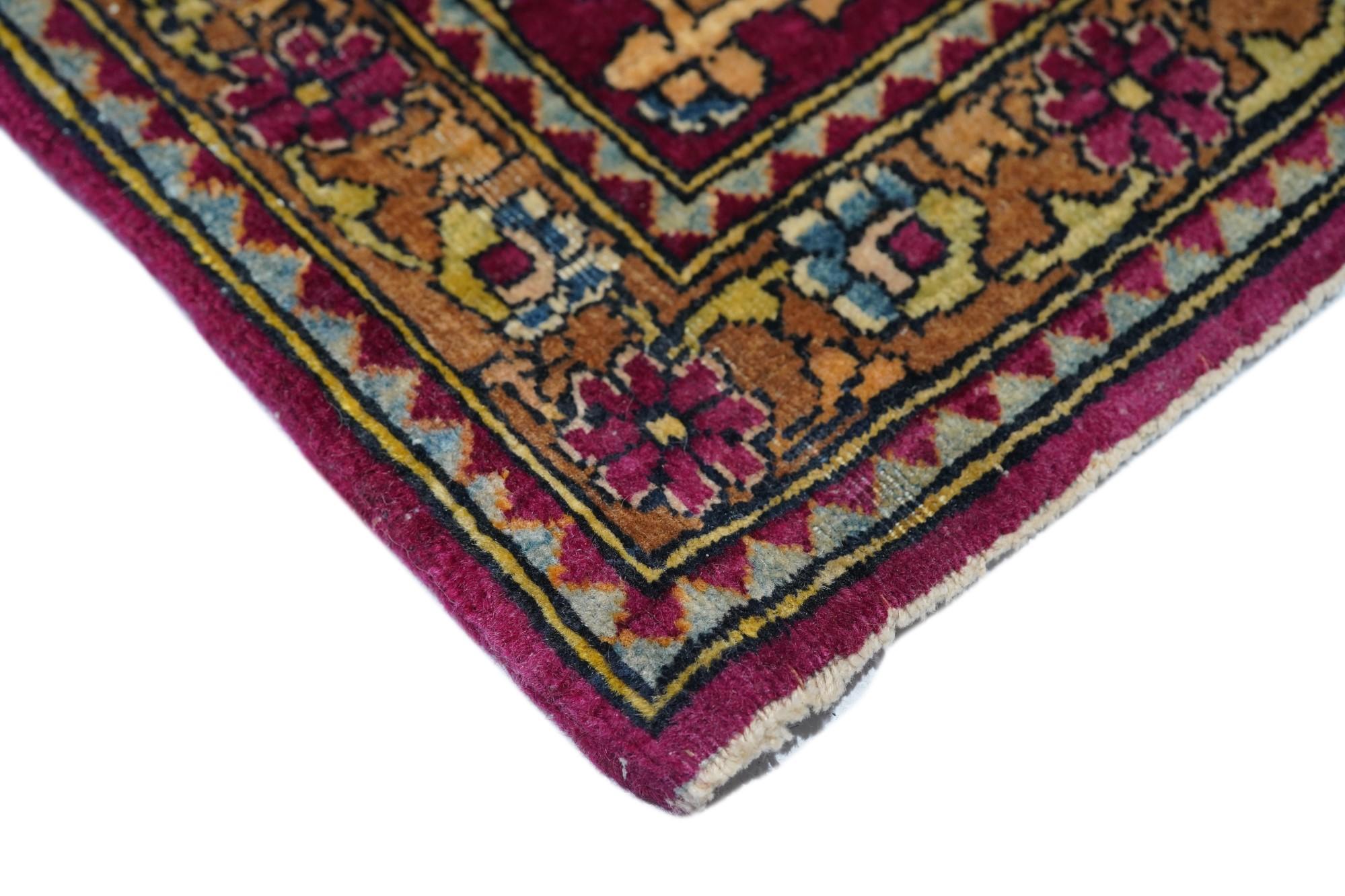 Persian Antique Tehran Rug 4'8'' x 7'4'' For Sale