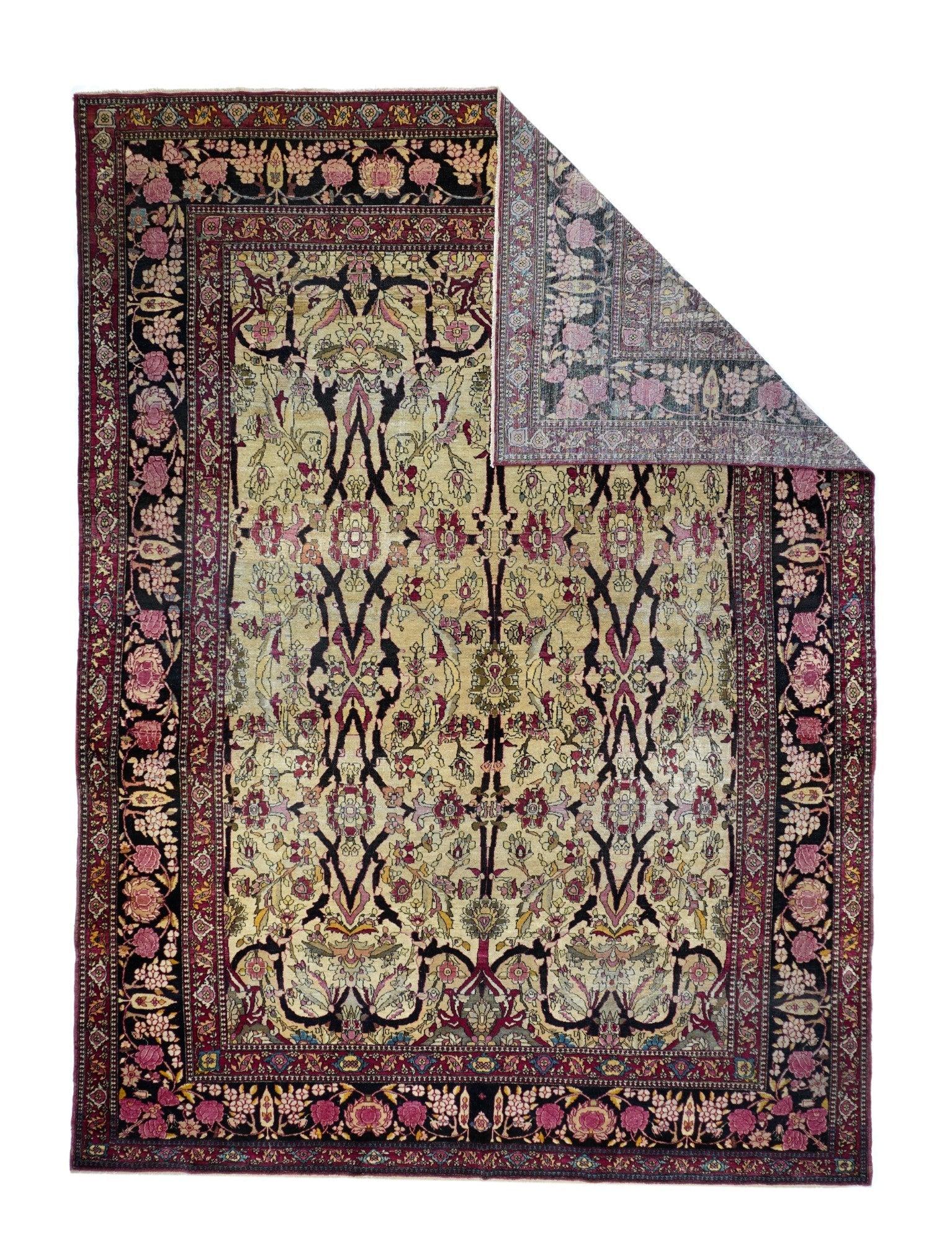 Antiker Teheran-Teppich 9' x 12'9''.  Das Feld aus Strohsand zeigt ein dreispaltiges Muster mit konkaven Rauten, die an den Seiten mit steifen Stielen verflochten sind, und einer zentralen, fast schwarzen Doppellinie mit Endrosetten. Sekundärer