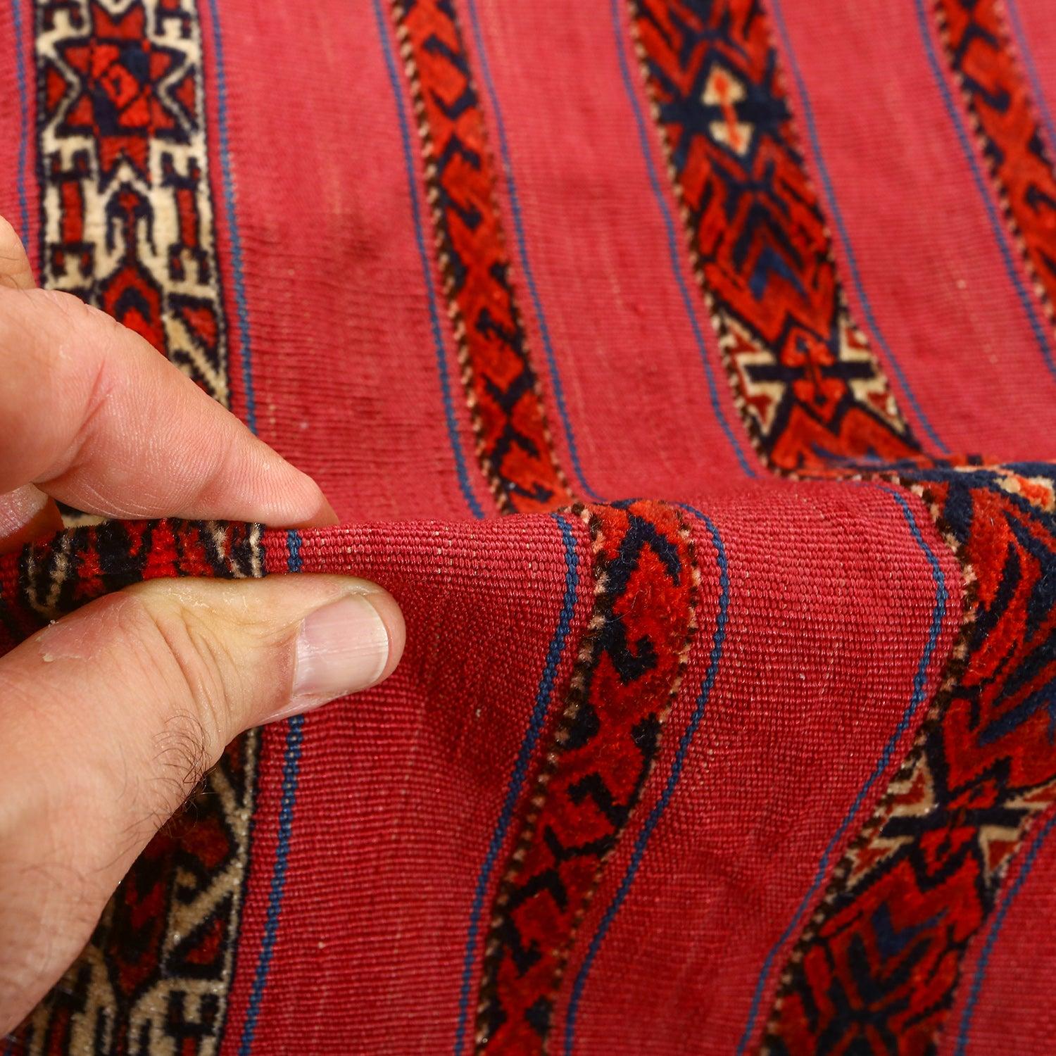 Tapis Tekeh antique en laine Kilim 4'5 x 2'8
 
 Détails clés :
 Pile : Laine, Kilim et Pile
 Fondation : Laine
 Origine : Tekeh
 Design/One Turkman
 Âge approximatif : 100 ans
 Qualité (KPI) : 500
 Condit : Bon
 Dimension : 4'5x2'8
 Numéro