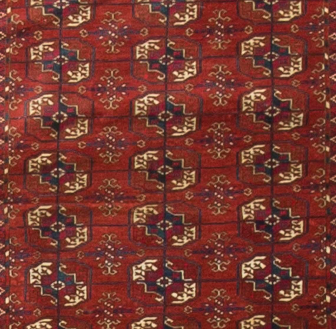 Antiker Tekke-Bokhara-Teppich, um 1890. Bokara- oder Bokhara-Teppiche sind nach der Stadt benannt, in der sie verkauft wurden. Diese Teppiche wurden von turkomanischen Stämmen hergestellt, und diese Knüpfer gaben dem Teppich sein unverwechselbares