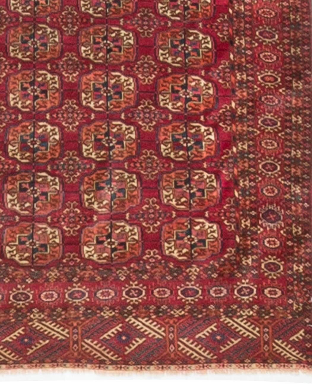 Antiker Tekke-Bokhara-Teppich, um 1890. Bokara- oder Bokhara-Teppiche sind nach der Stadt benannt, in der sie verkauft wurden. Diese Teppiche wurden von turkmenischen Stämmen hergestellt, und diese Weber gaben dem Teppich sein unverwechselbares