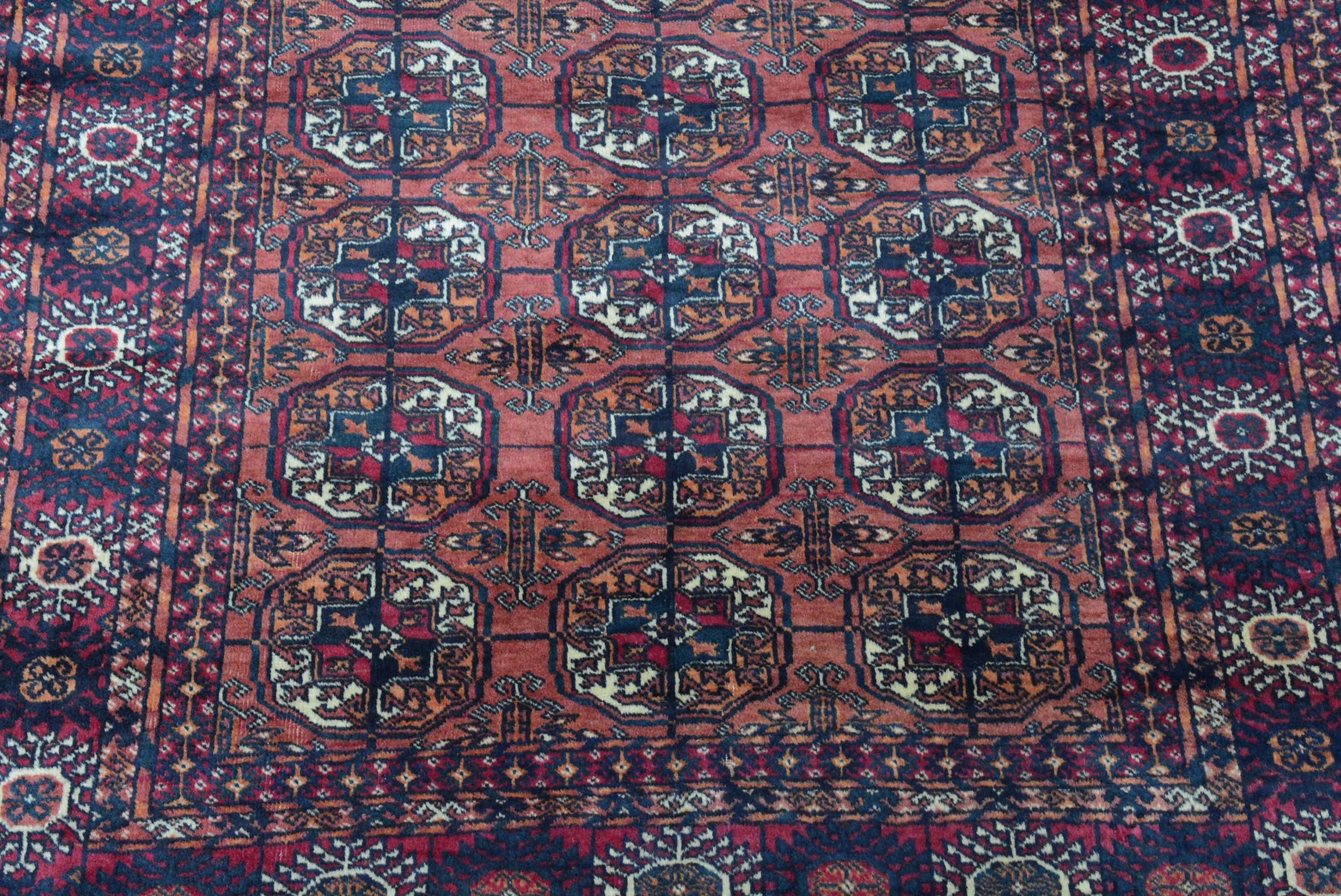 Les tapis et moquettes Turkoman sont tissés dans la région située à l'est de la mer Caspienne, connue sous le nom de Turkestan occidental et peuplée de tribus nomades. L'élément de conception qui distingue ce type de tapis est le médaillon de gulle,