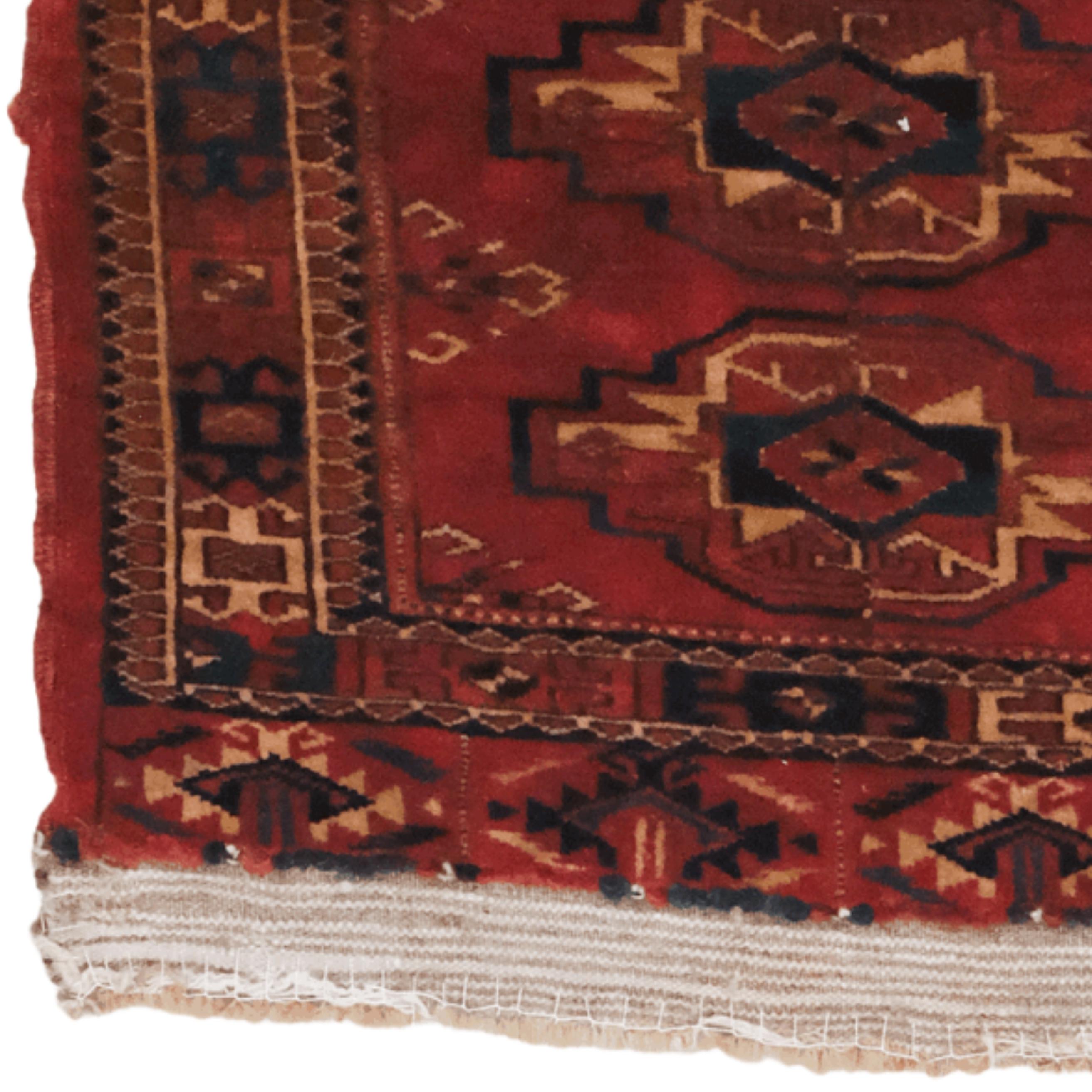 Dieser prächtige antike Teppich ist ein Beispiel für einen Tschowal (Teppich) aus der Mitte des 19. Jahrhunderts, der typisch für die Region Tekke in Turkmenistan ist. Chuvals sind traditionelle turkmenische Heimtextilien, die häufig für Reisen oder