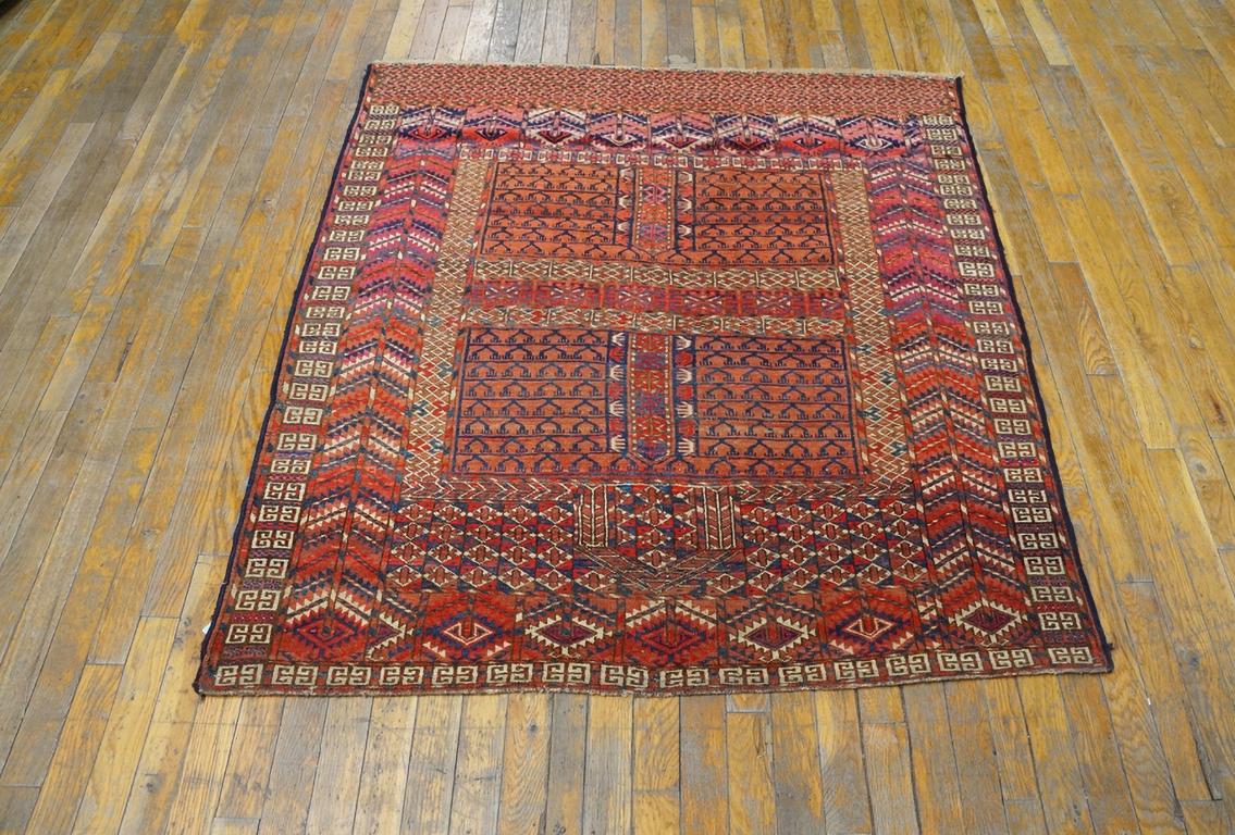 Turkmenischer Tekke-Ensi-Teppich aus dem späten 19. Jahrhundert ( 4' 1'' x 4' 6'' - 125 x 137 cm )