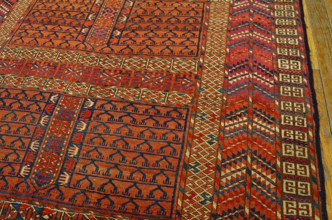 Late 19th Century Turkmen Tekke Ensi Carpet ( 4' 1'' x 4' 6'' - 125 x 137 cm ) In Good Condition For Sale In New York, NY