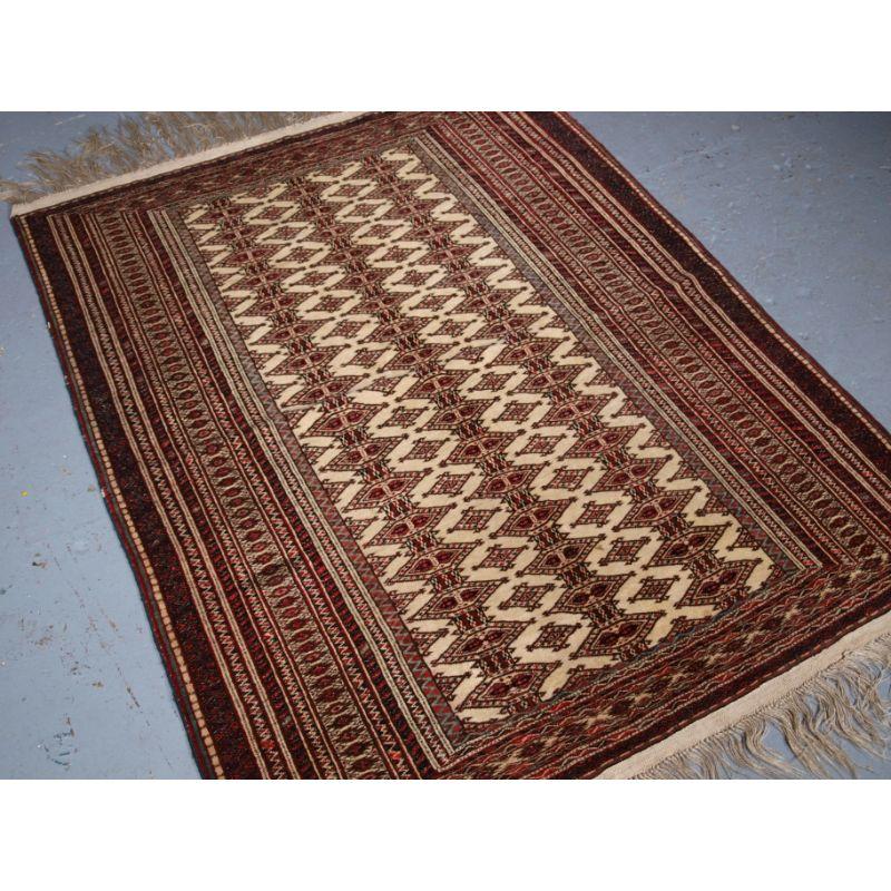 Antiker Tekke- oder Yomut-Turkmenen-Teppich auf seltenem weißen Grund.

Sogenannte weiße turkmenische Teppiche sind sehr selten, der Teppich hat ein All-Over-Design mit mehreren feinen Bordüren...

Der Teppich ist in sehr gutem Zustand mit sehr