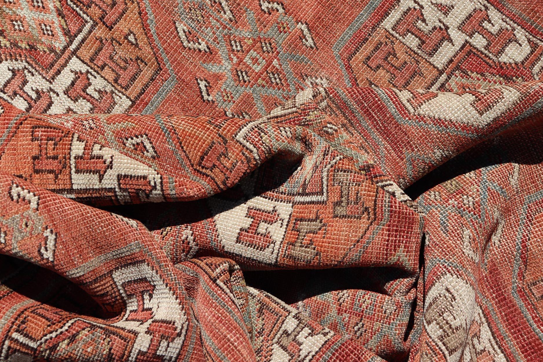 Tapis Tekke ancien à motif Gul dans de riches tons corail et ivoire 8'0 x 18'10 en vente 2