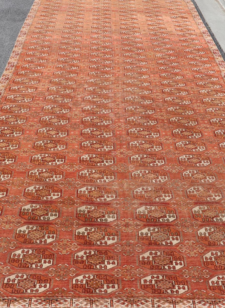 Tapis Tekke ancien à motif Gul dans de riches tons corail et ivoire 8'0 x 18'10 en vente 3