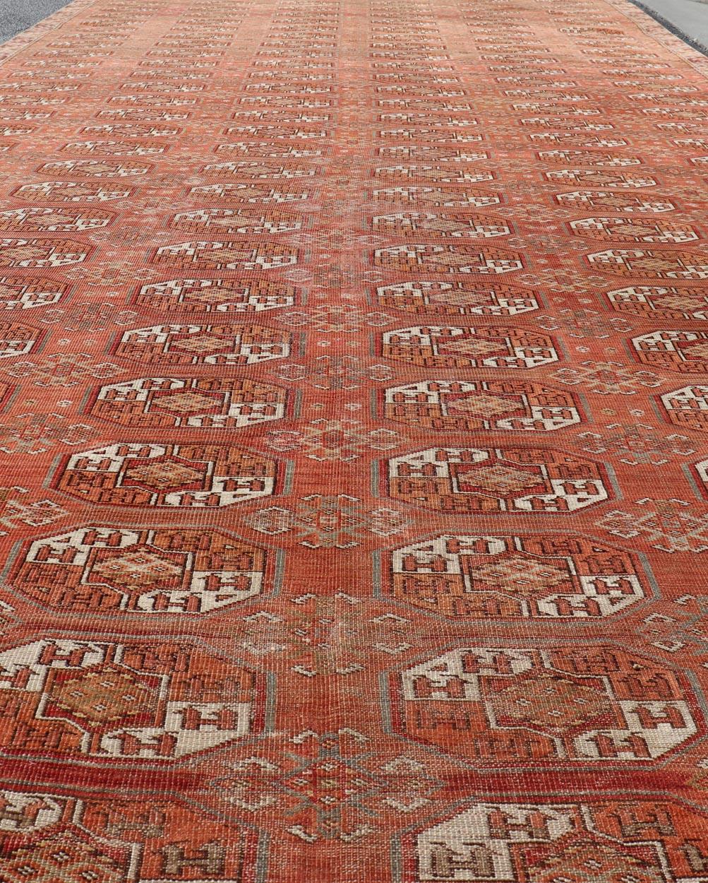 Tapis Tekke ancien à motif Gul dans de riches tons corail et ivoire 8'0 x 18'10 en vente 4