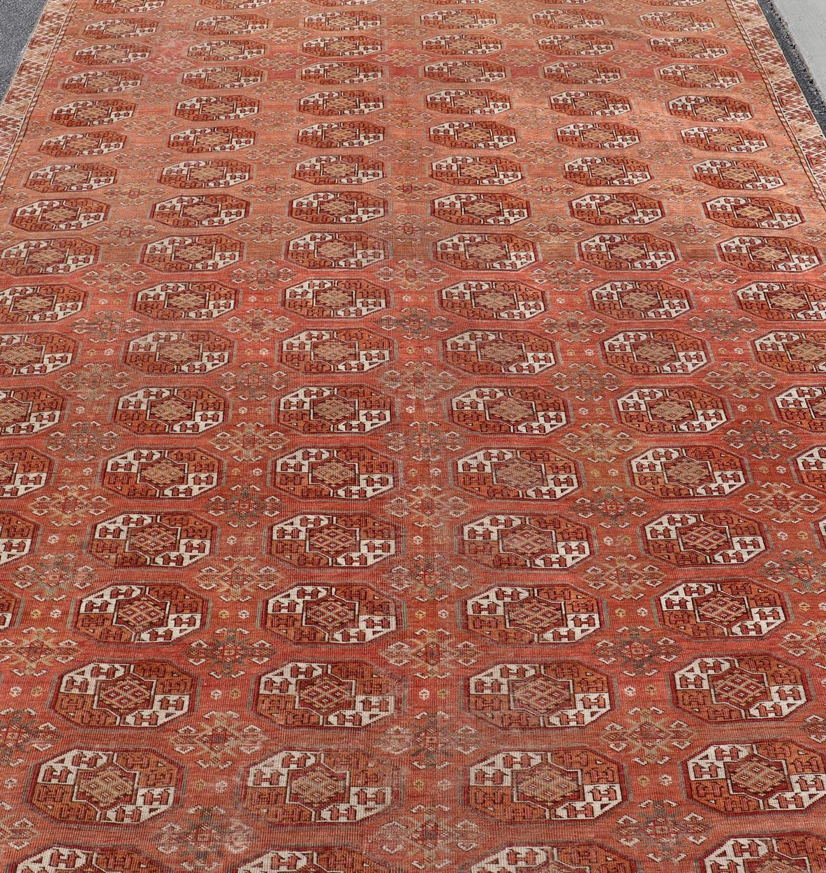 Tapis Tekke ancien à motif Gul dans de riches tons corail et ivoire 8'0 x 18'10 en vente 5