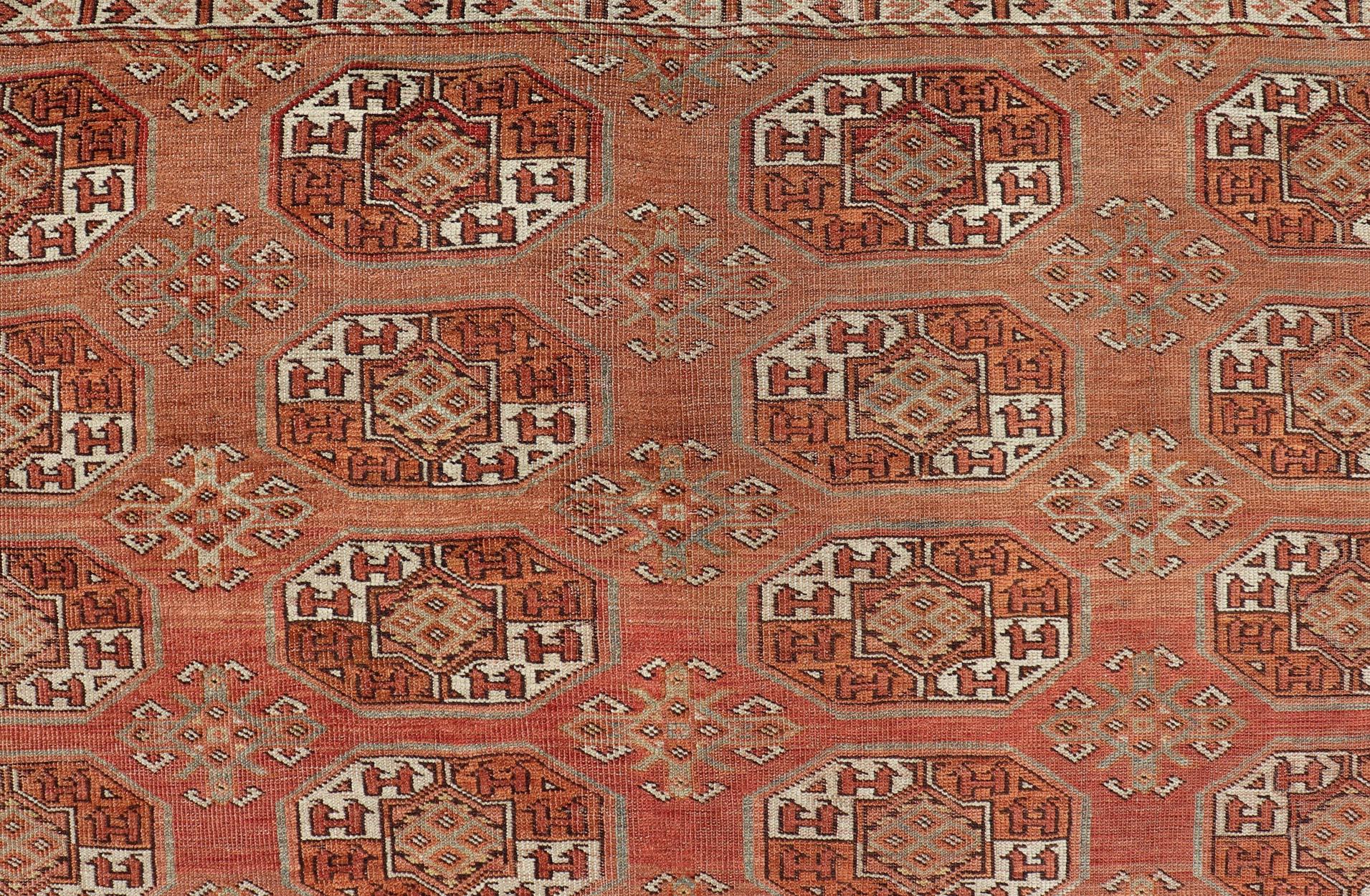 Tapis Tekke ancien à motif Gul dans de riches tons corail et ivoire 8'0 x 18'10 en vente 6