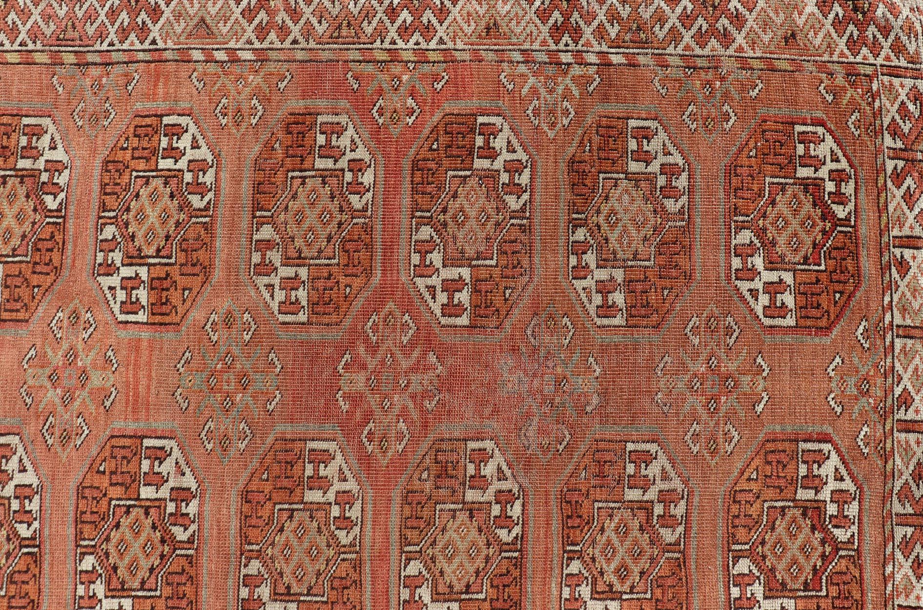 Tapis Tekke ancien à motif Gul dans de riches tons corail et ivoire 8'0 x 18'10 en vente 7