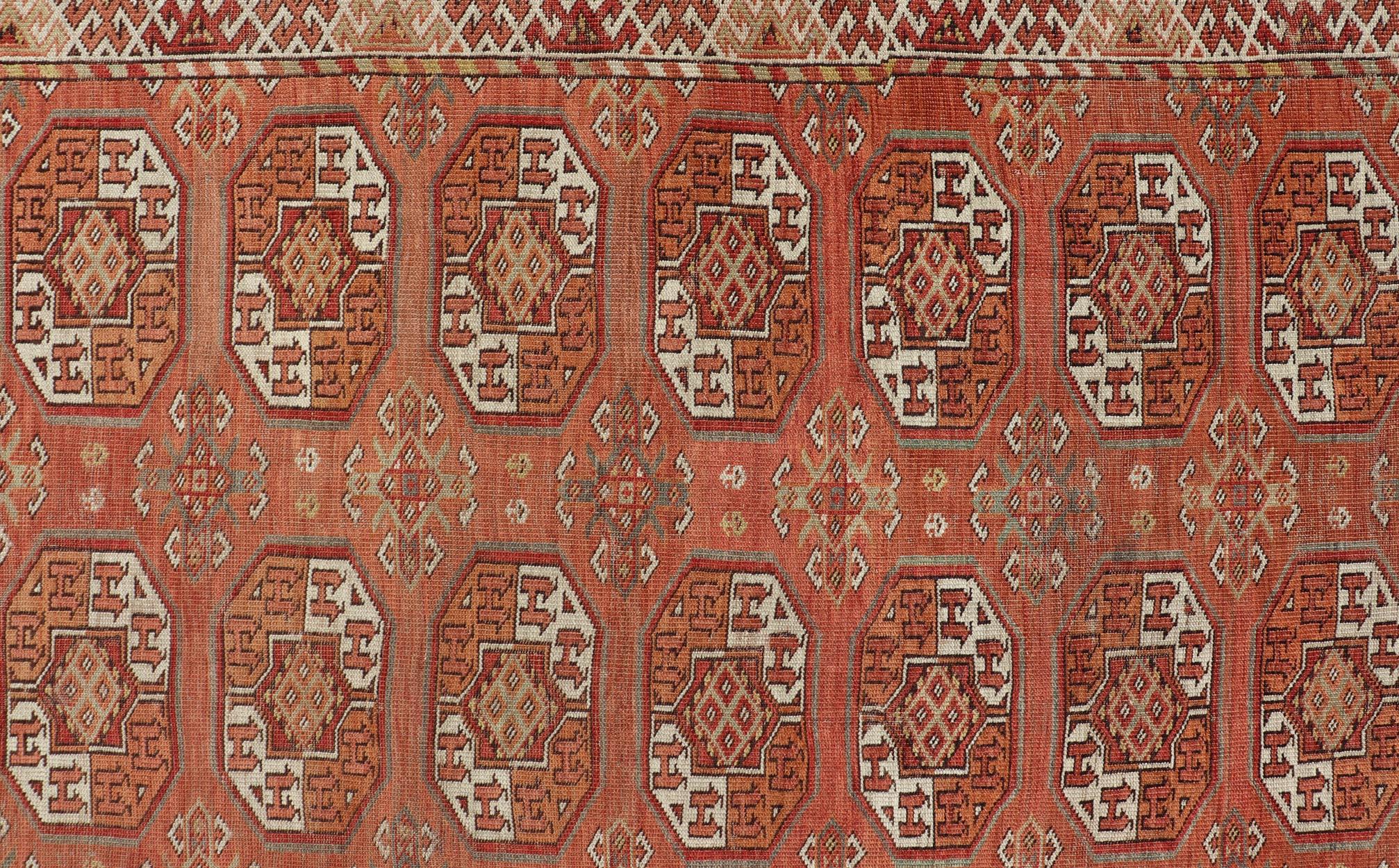 Mesures : 8'0 x 18'10 

Tapis Tekke ancien à motif Gul dans de riches tons corail et ivoire 8'0 x 18'10.
Keivan Woven Arts/ tapis/J10-1105, pays d'origine / type : Turkestan / Tekke, vers 1900.

Cet exquis tapis Tekke ancien incarne l'élégance