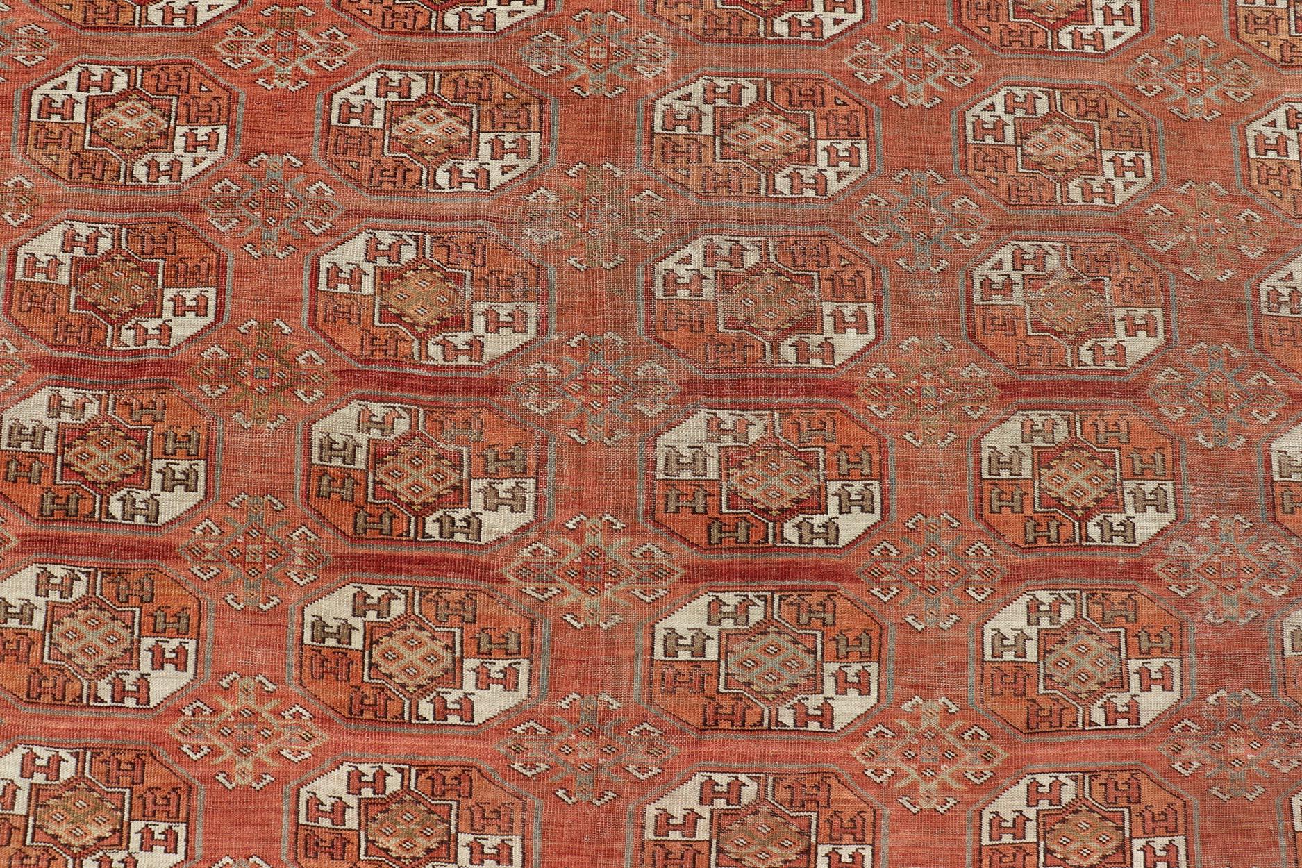 Tribal Tapis Tekke ancien à motif Gul dans de riches tons corail et ivoire 8'0 x 18'10 en vente