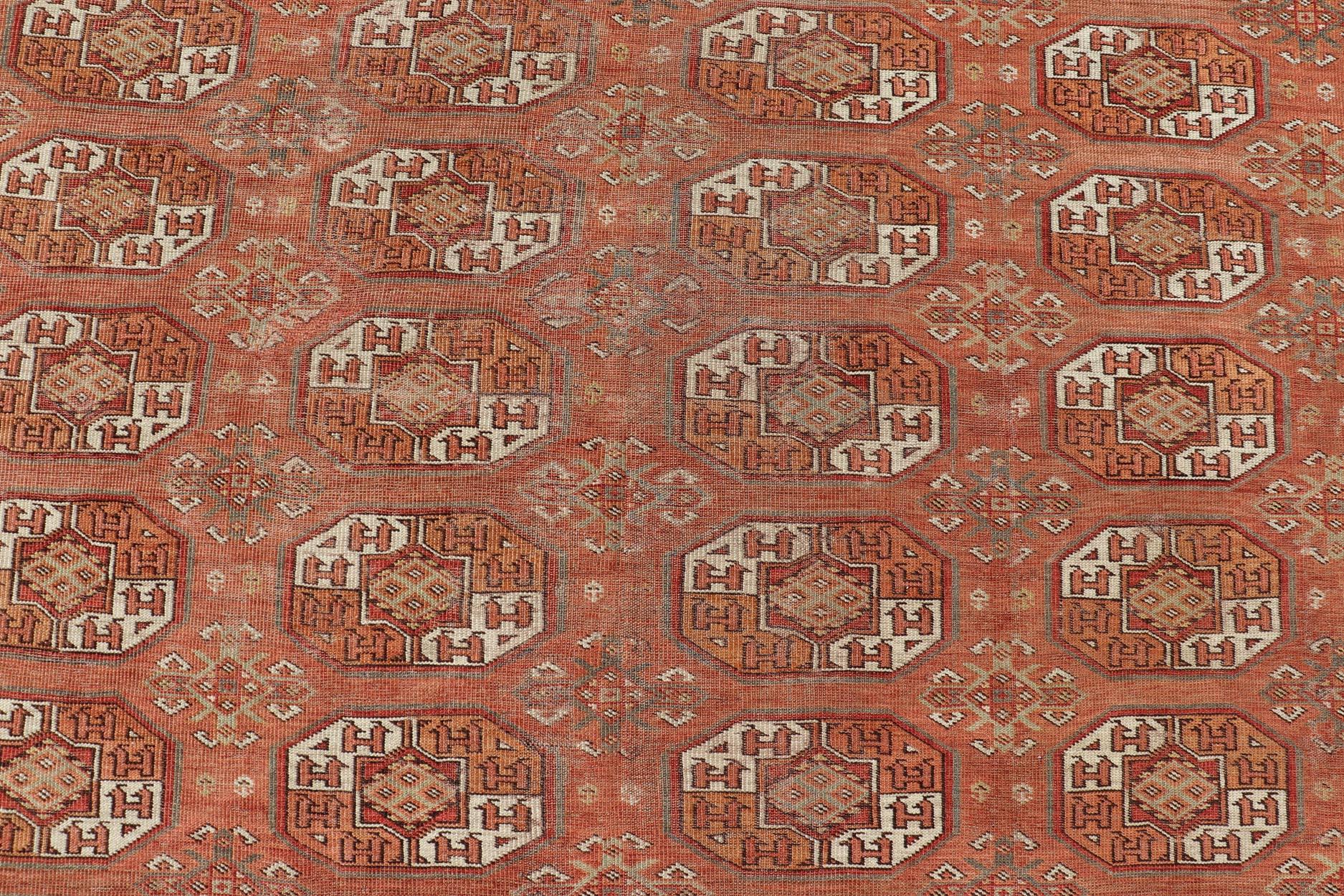 Turkestan oriental Tapis Tekke ancien à motif Gul dans de riches tons corail et ivoire 8'0 x 18'10 en vente