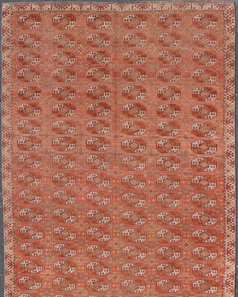 Noué à la main Tapis Tekke ancien à motif Gul dans de riches tons corail et ivoire 8'0 x 18'10 en vente