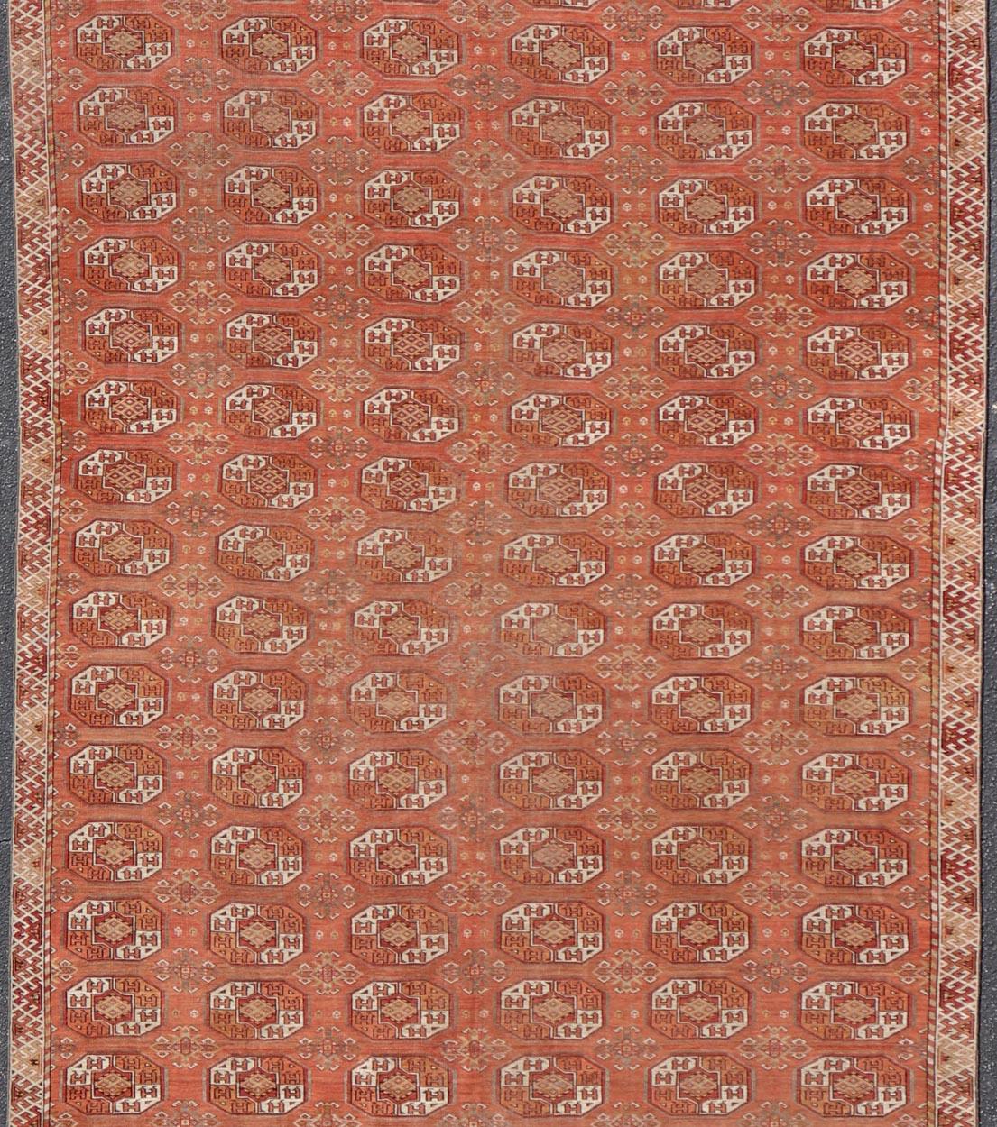 Tapis Tekke ancien à motif Gul dans de riches tons corail et ivoire 8'0 x 18'10 Bon état - En vente à Atlanta, GA