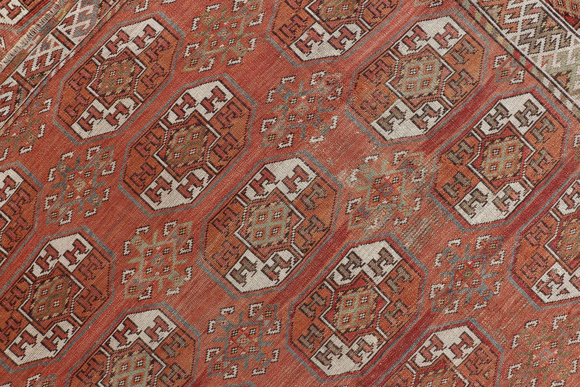 Laine Tapis Tekke ancien à motif Gul dans de riches tons corail et ivoire 8'0 x 18'10 en vente