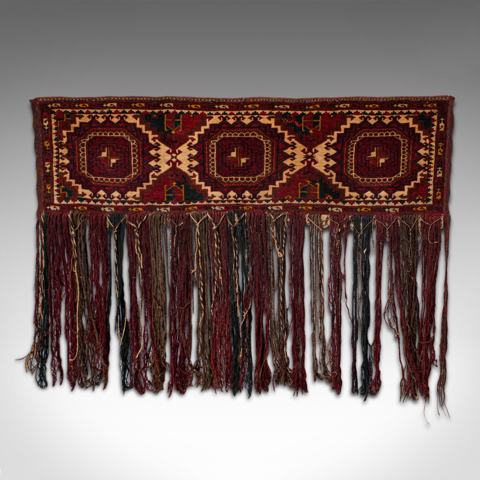 C'est une ancienne torba Tekke. Sac de tente caucasien tissé ou revêtement mural décoratif, datant de la fin du XIXe siècle, vers 1900.

Superbe exemple de sac de tente Torba ou nomade
Présente une patine d'usage désirable, sans décoloration ni