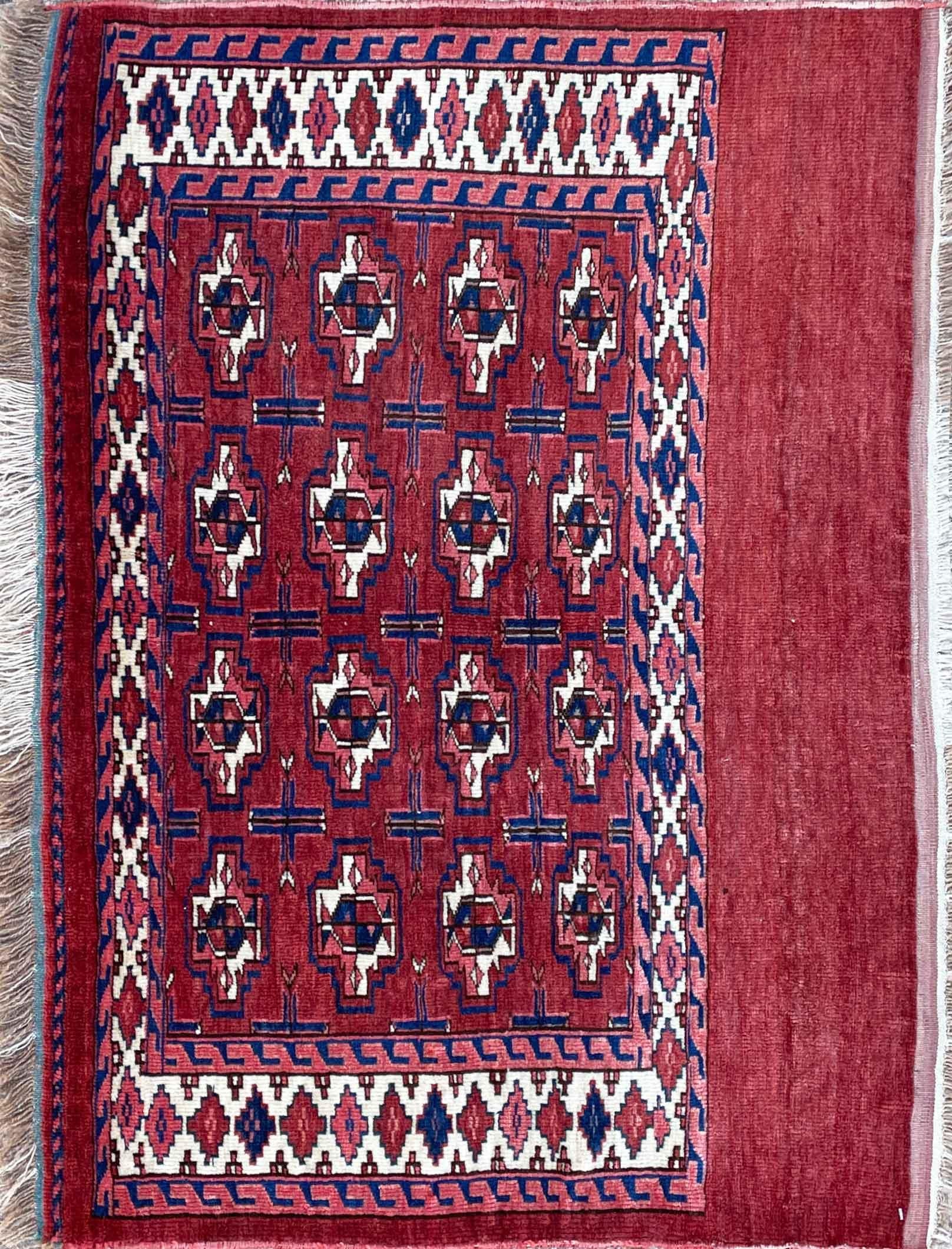 Begeben Sie sich auf eine Reise durch die Zeit und entdecken Sie die reiche Geschichte der turkmenischen Teppiche, die ein Zeugnis der Nomadenstämme sind, die diese Meisterwerke vor Jahrhunderten hergestellt haben. In einer längst vergangenen Ära