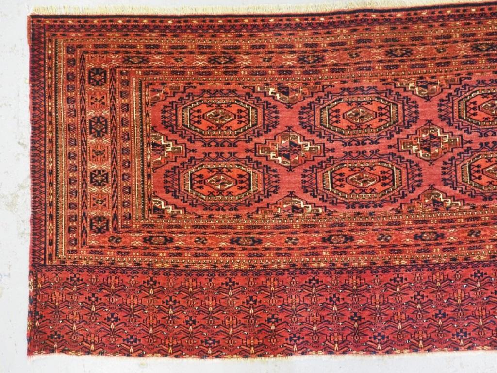 Antico volto di Tekke Turkmen con gul turrito 'Salor'
Circa 1900

Una buona faccia chuval con sei gul 'Salor' ben disegnati su un morbido campo color cremisi, i gul minori sono particolarmente ben disegnati La faccia chuval è incorniciata da bordi