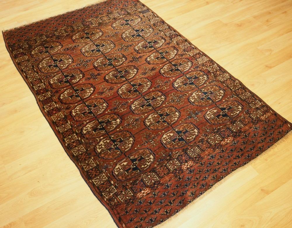 Antiker Tekke Turkmen 'dip khali' Teppich mit großen Guls und guter Farbe
CIRCA 1890
Diese Teppiche gelten als 