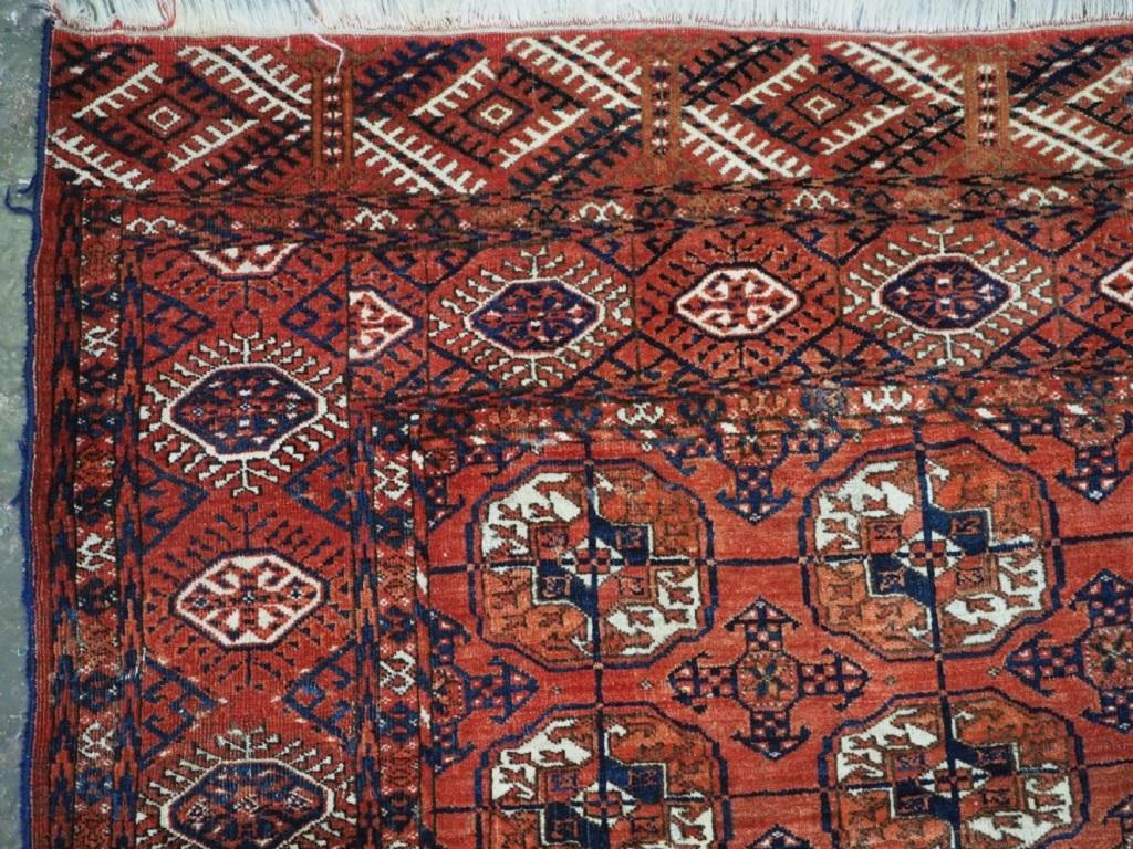 Antiker Tekke Turkmenischer Hauptteppich mit 5 Reihen von 14 Tekke guls
CIRCA 1900

Der Teppich hat eine gute krapprote Grundfarbe, das Muster ist traditionell Tekke Turkmen mit Reihen von großen Guls mit kleineren Guls Die Grenze ist der