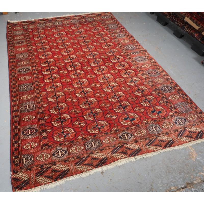 Ancien tapis principal turkmène Tekke avec 4 rangées de 13 guls Tekke
Circa 1900

Le tapis a une belle couleur de fond rouge garance, le motif est traditionnel de Tekke Turkmen avec des rangées de grands guls avec des guls plus petits La bordure est