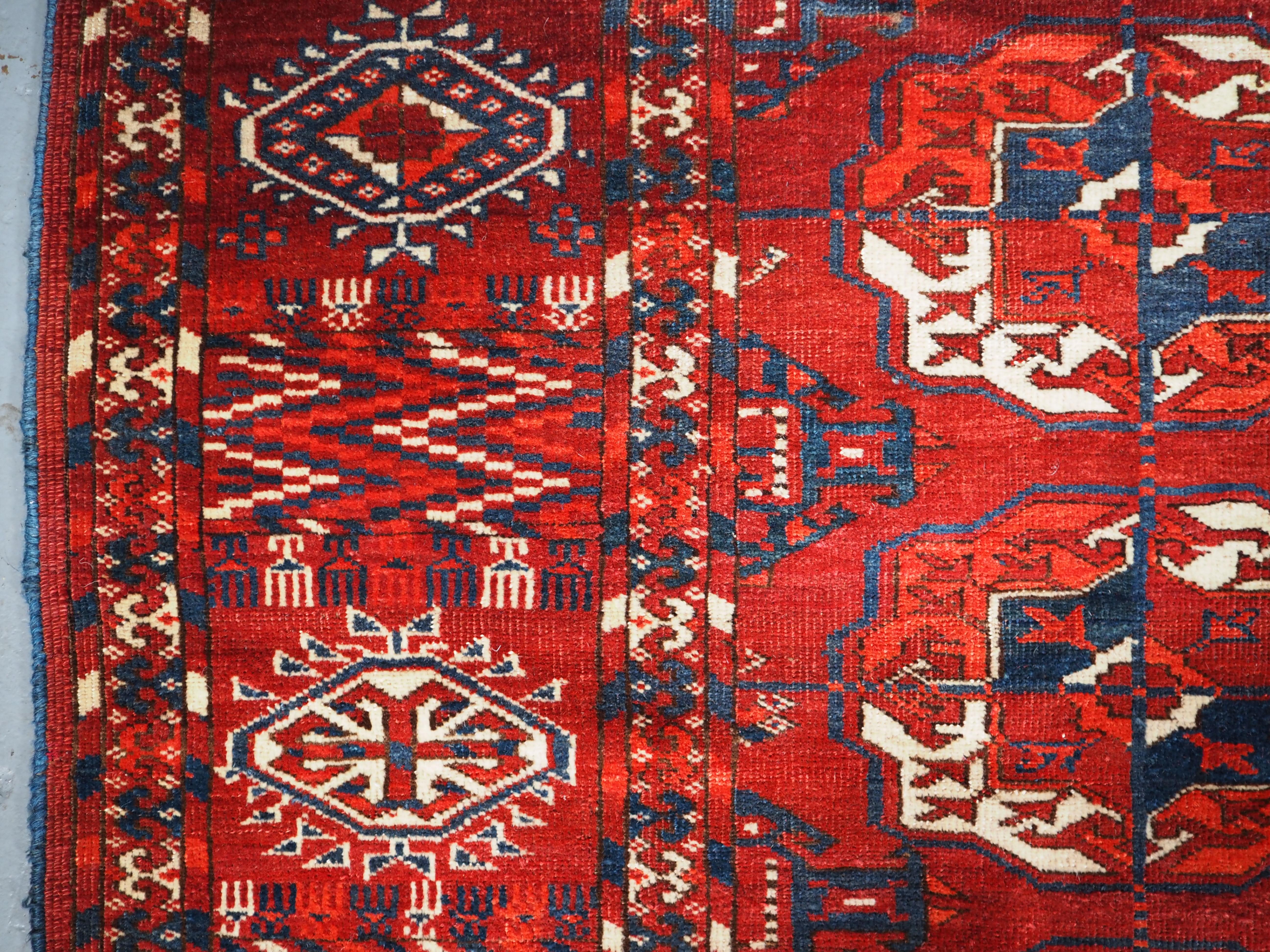 Tissé à la main Tapis turkmène ancien Tekke avec 4 rangées de 10 Guls en vente