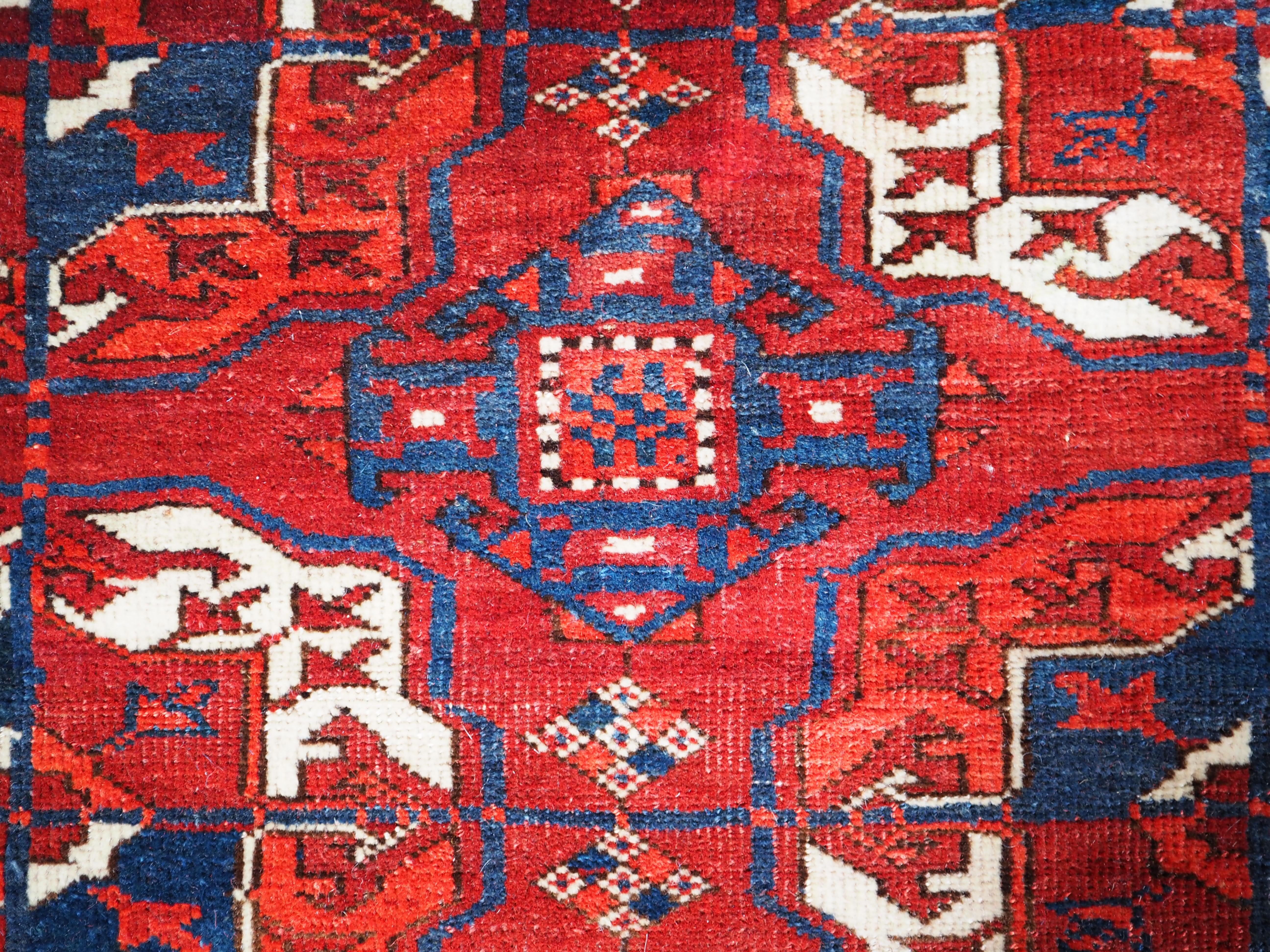 Antique Tekke Turkmen Main Carpet with 4 Rows of 10 Guls In Good Condition For Sale In Moreton-In-Marsh, GB