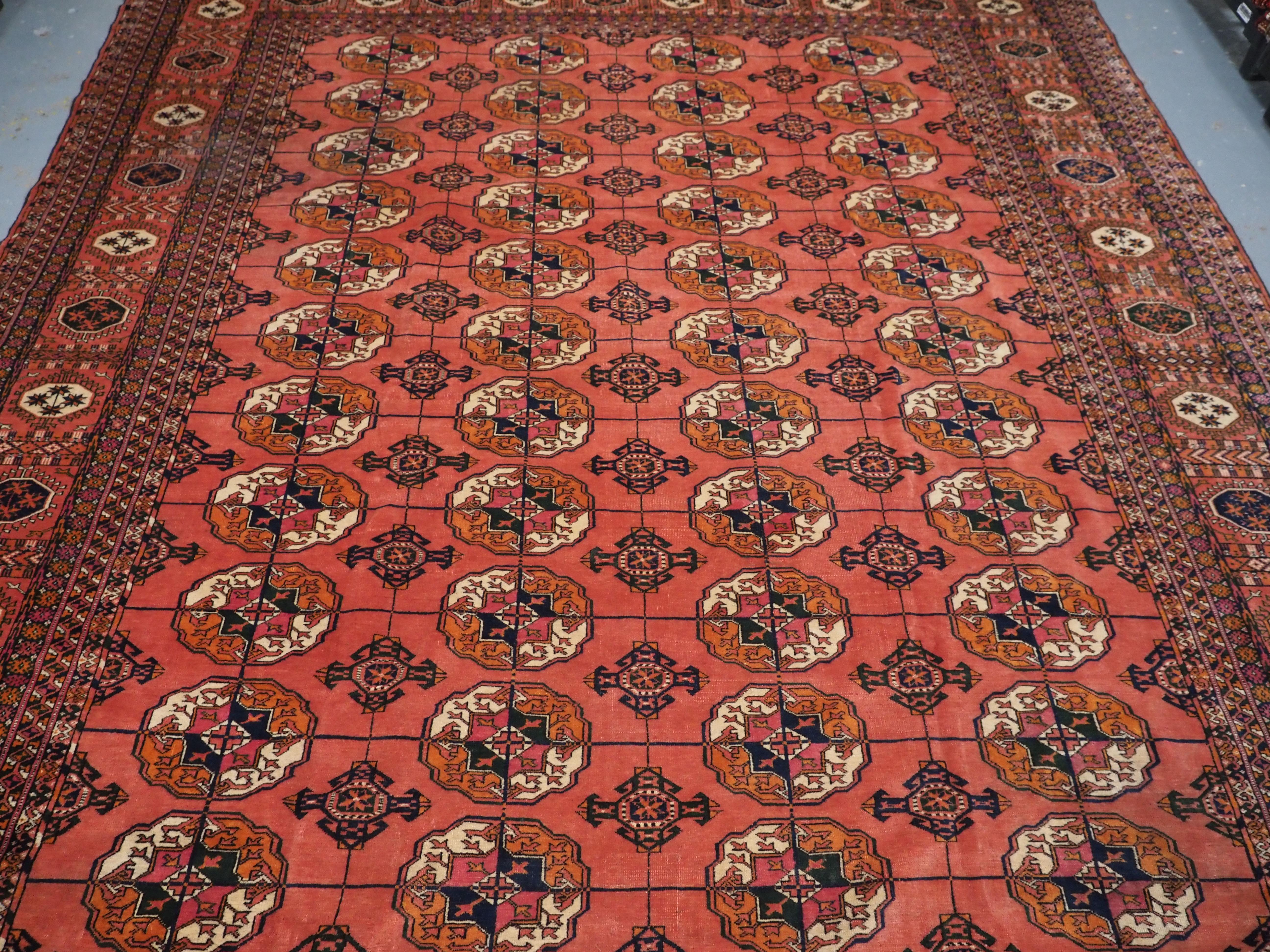 Antique Tekke Turkmen main carpet with 4 rows of 12 guls.  Circa 1900. In Good Condition For Sale In Moreton-In-Marsh, GB