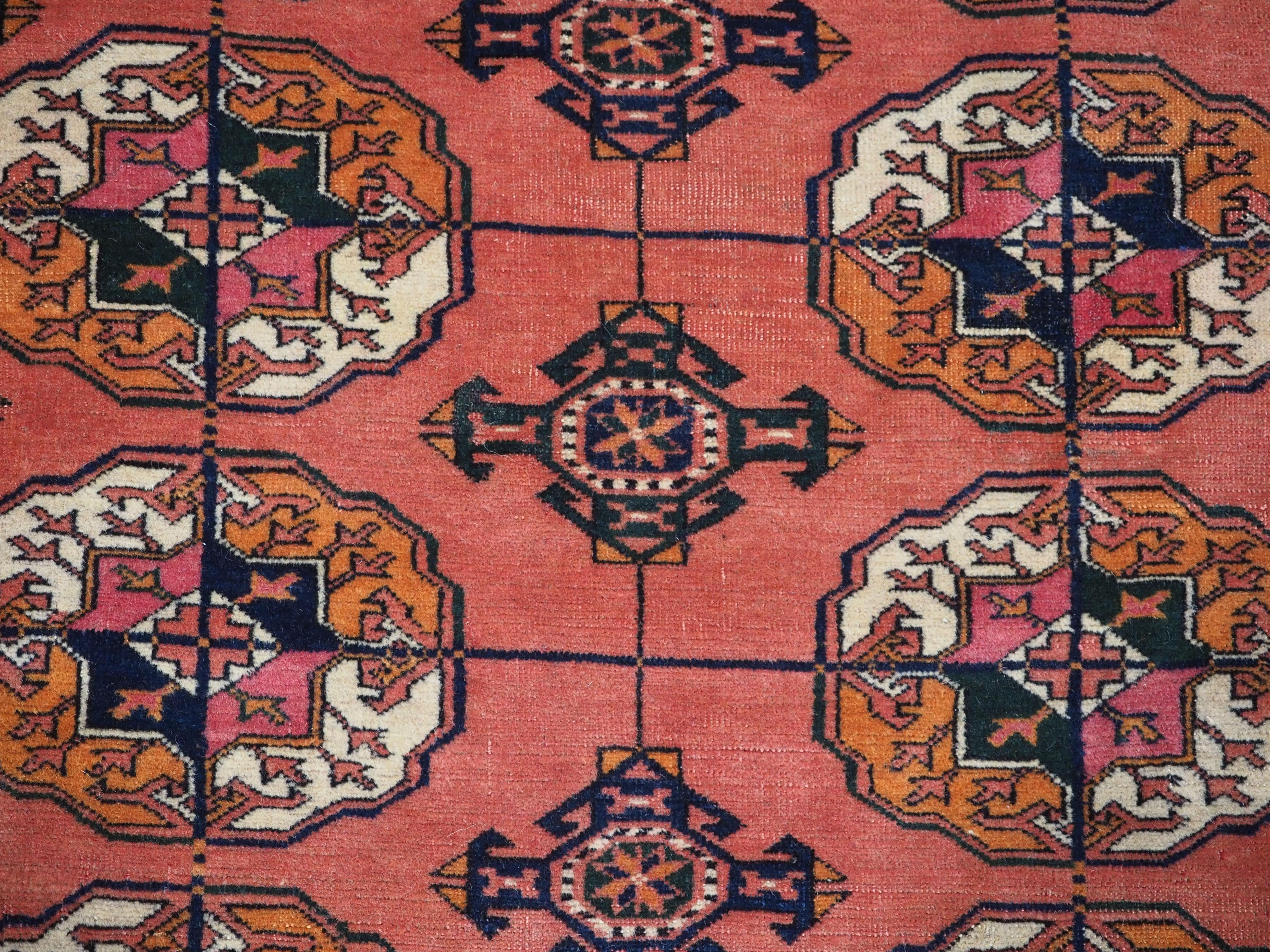 Antiker Tekke-Turkmenen-Hauptteppich mit 4 Reihen von 12 Guls.  Um 1900. im Angebot 3