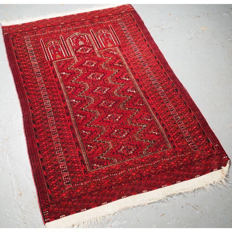 Antiker turkmenischer Gebetsteppich Tekke, turkmenische Gebetsteppiche jeglicher Art sind rar.

Der Teppich hat ein Moscheedesign an der Mihrab und Handplatzierungen. Das Feld hat ein sich wiederholendes Muster aus Tschuwal-Gul. Der Teppich hat eine