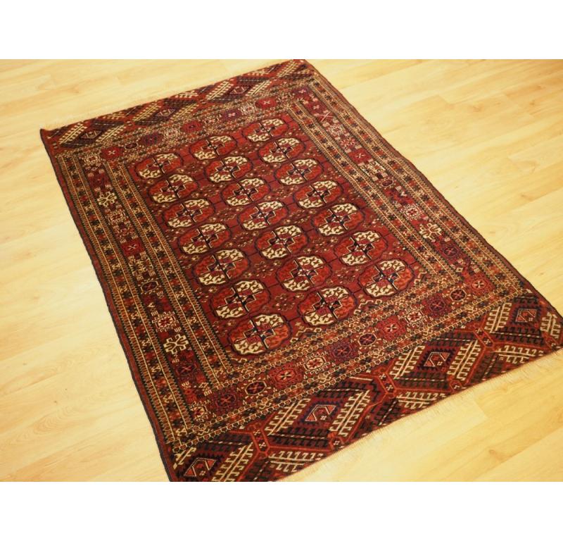 Ancien tapis turkmène Tekke de petite taille et d'excellente couleur
Circa 1880

Le tapis comporte trois rangées de sept guls Tekke, qui sont dessinés avec soin et de forme arrondie. Le principal intérêt de ce tapis est la bordure principale