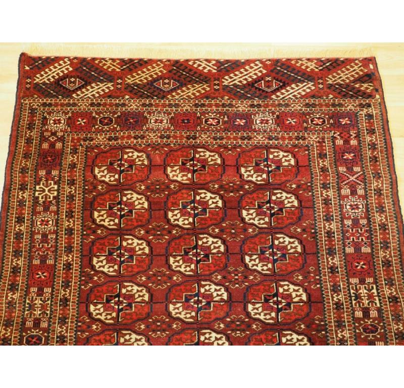 Tapis turkmène ancien Tekke avec bordure très inhabituelle, vers 1880 Excellent état - En vente à Moreton-In-Marsh, GB
